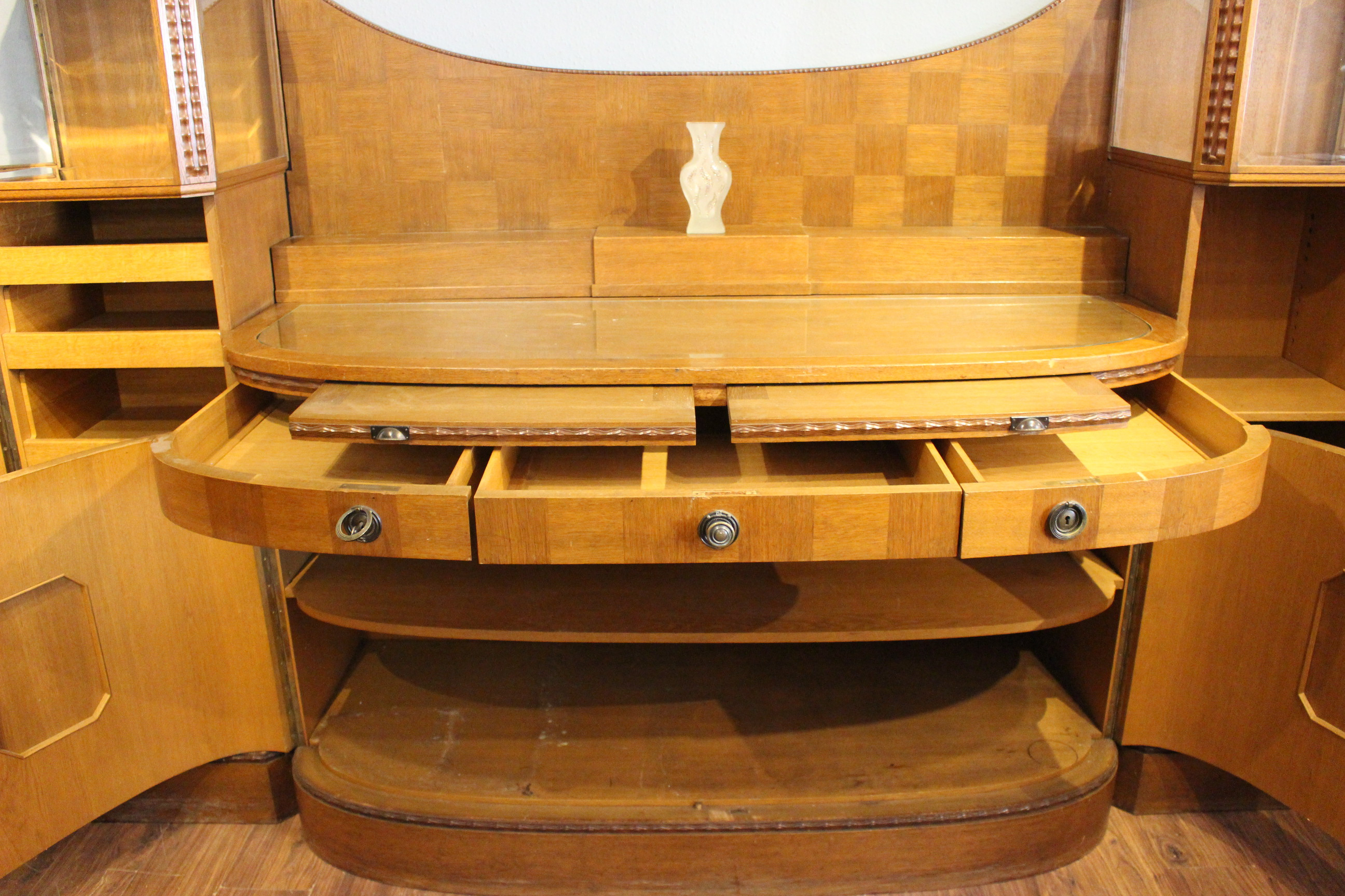 Schönes großes Turmbuffet mit Seitenschränken,  Art déco (Art.-Nr. 04036)