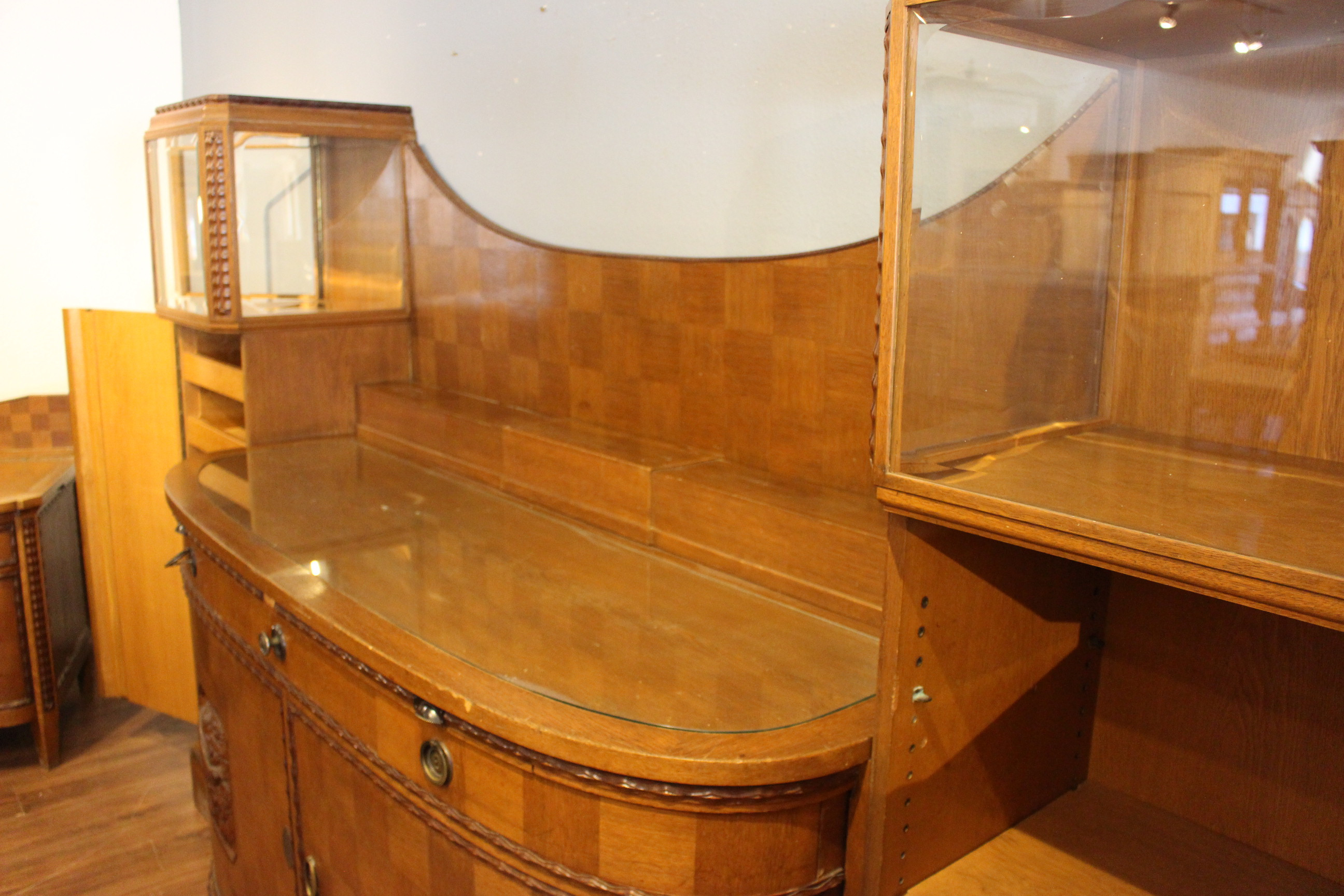 Schönes großes Turmbuffet mit Seitenschränken,  Art déco (Art.-Nr. 04036)