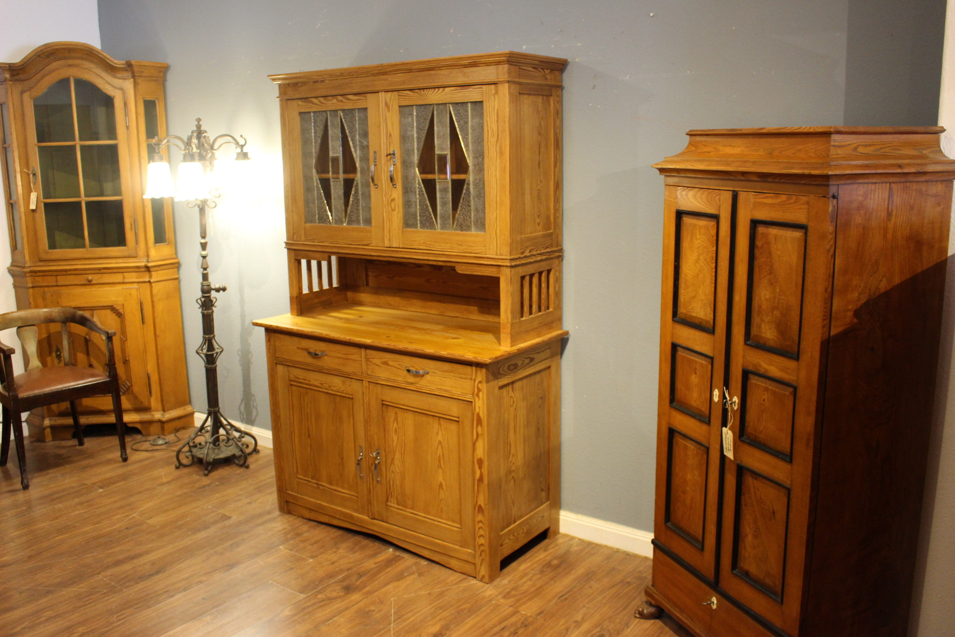 Schönes Jugendstil-Küchenbuffet mit kunstvoller Bleiverglasung (Art.-Nr. 04764)