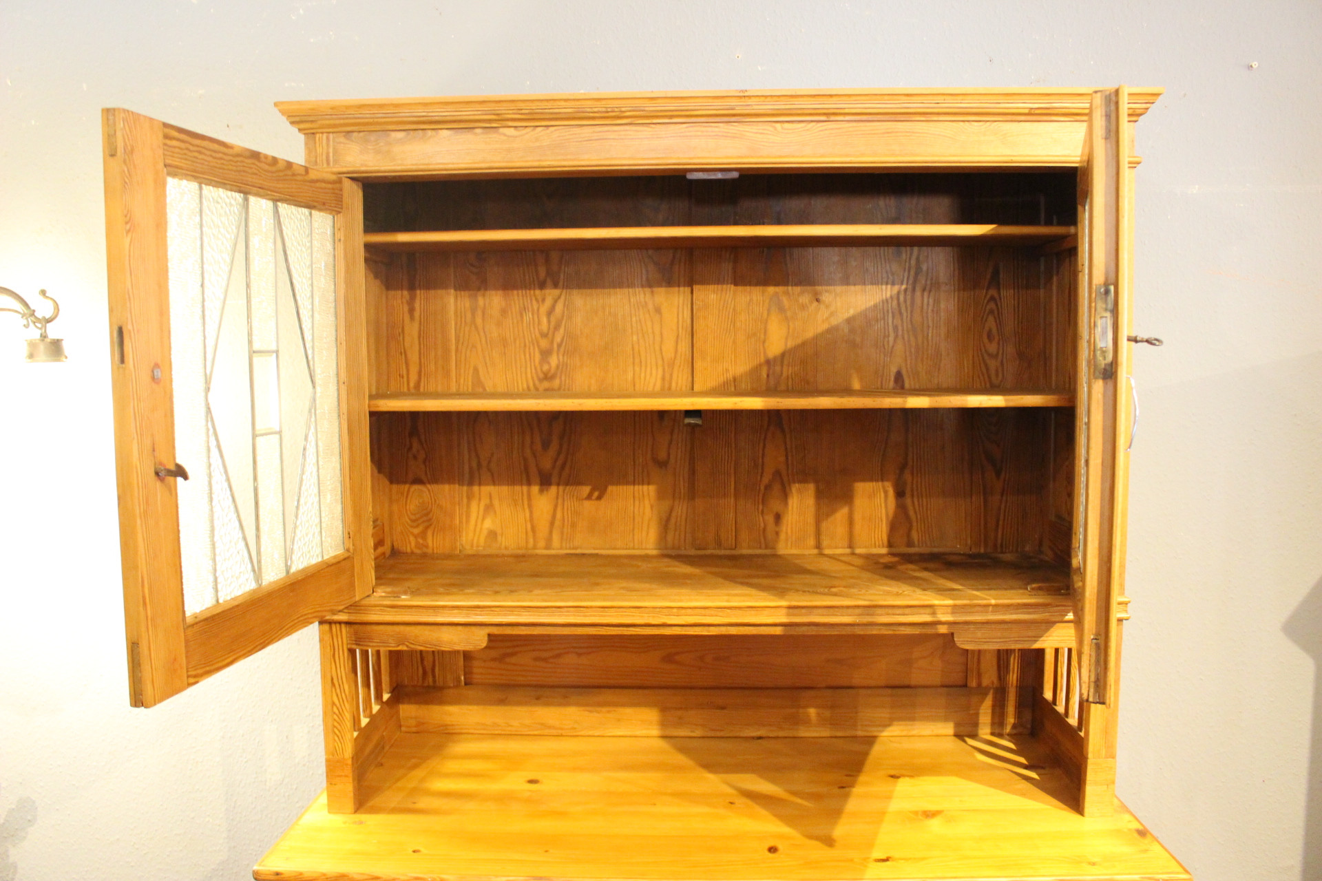 Schönes Jugendstil-Küchenbuffet mit kunstvoller Bleiverglasung (Art.-Nr. 04764)