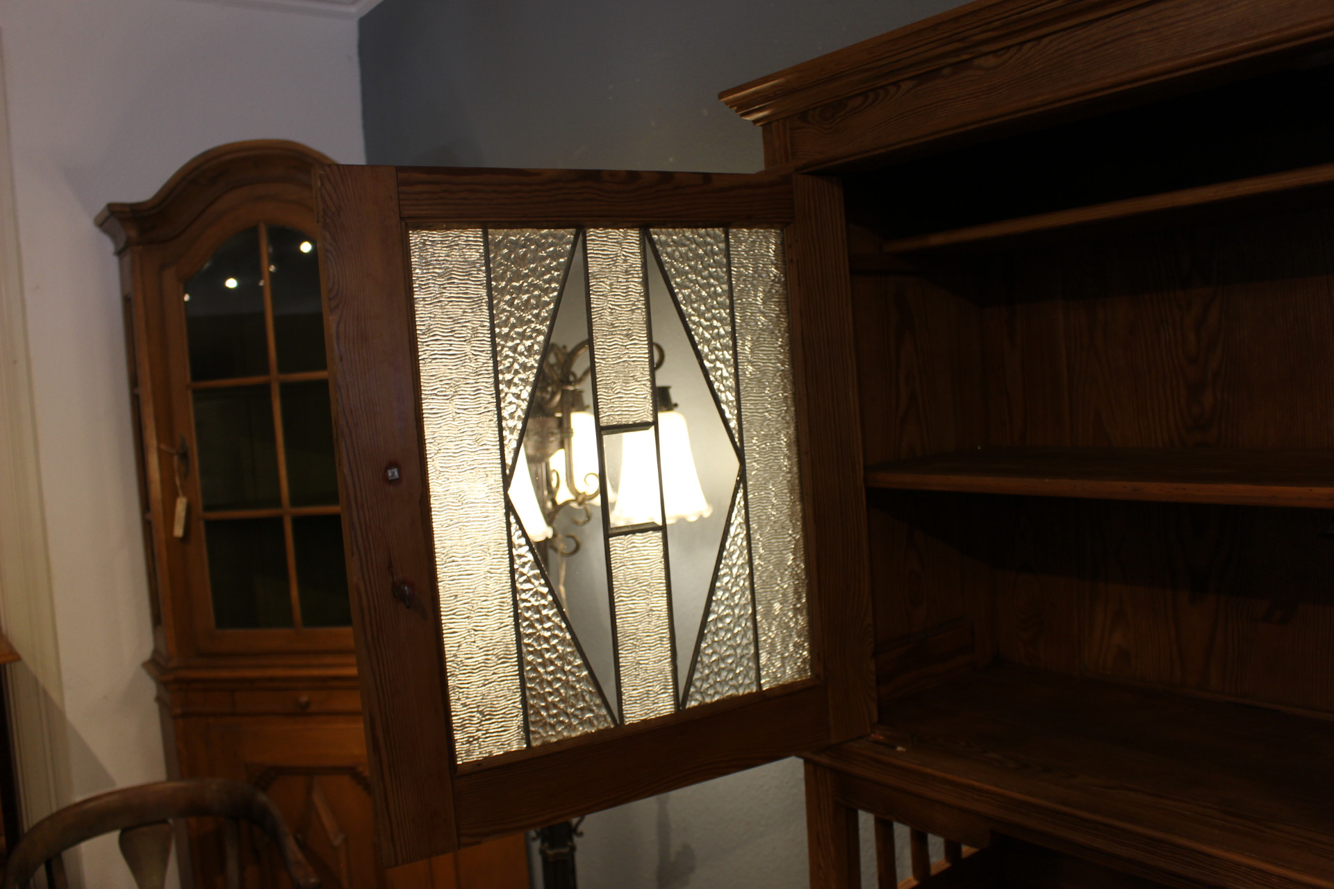 Schönes Jugendstil-Küchenbuffet mit kunstvoller Bleiverglasung (Art.-Nr. 04764)