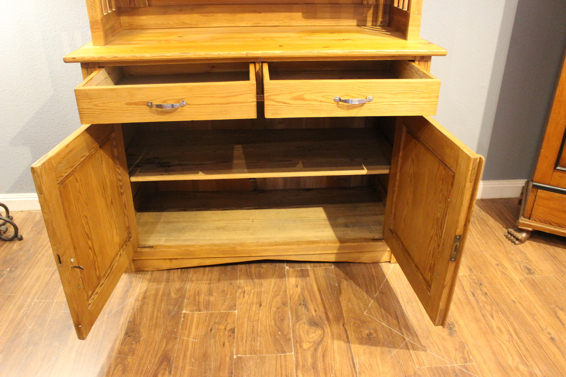 Schönes Jugendstil-Küchenbuffet mit kunstvoller Bleiverglasung (Art.-Nr. 04764)