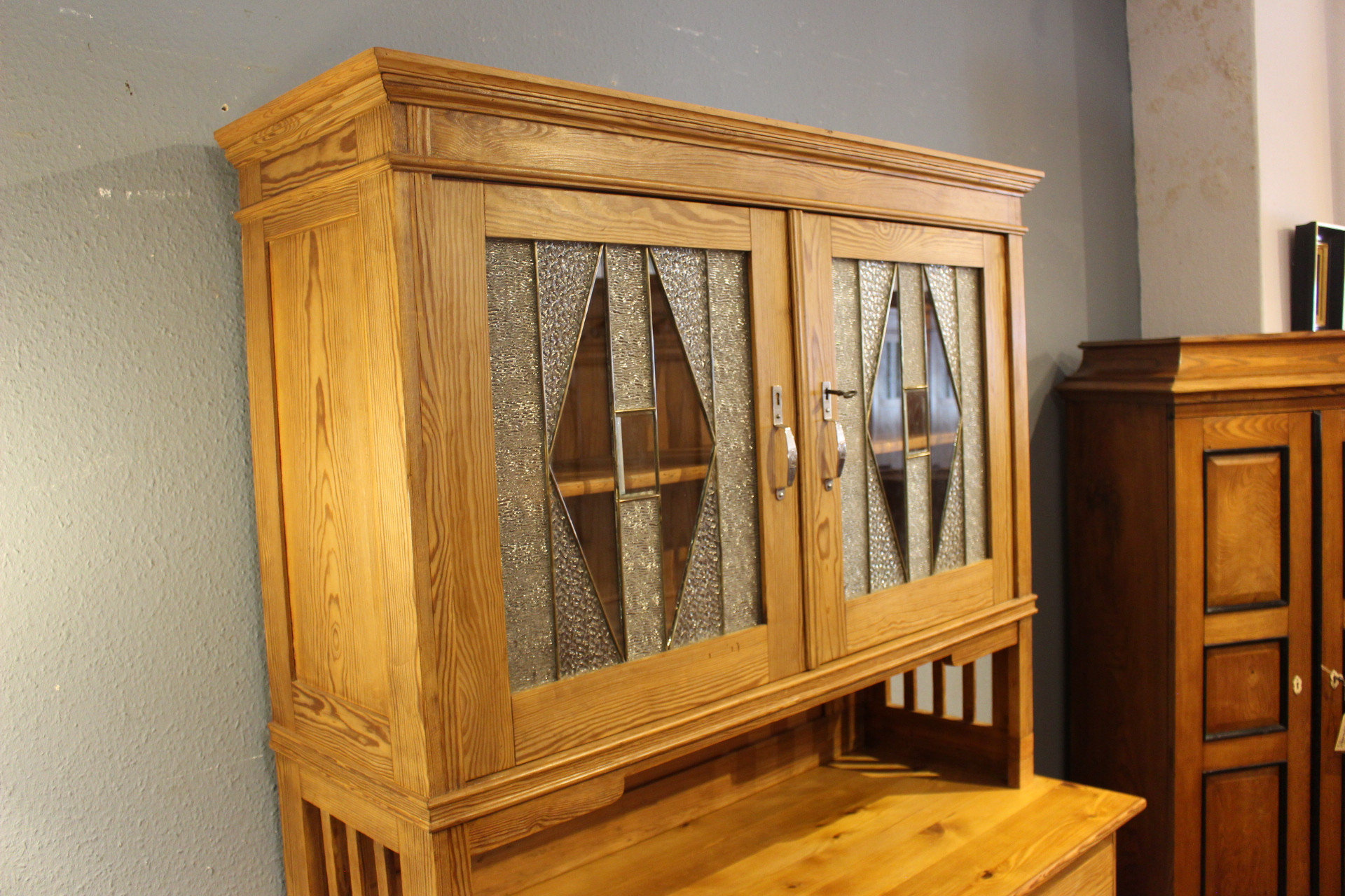 Schönes Jugendstil-Küchenbuffet mit kunstvoller Bleiverglasung (Art.-Nr. 04764)