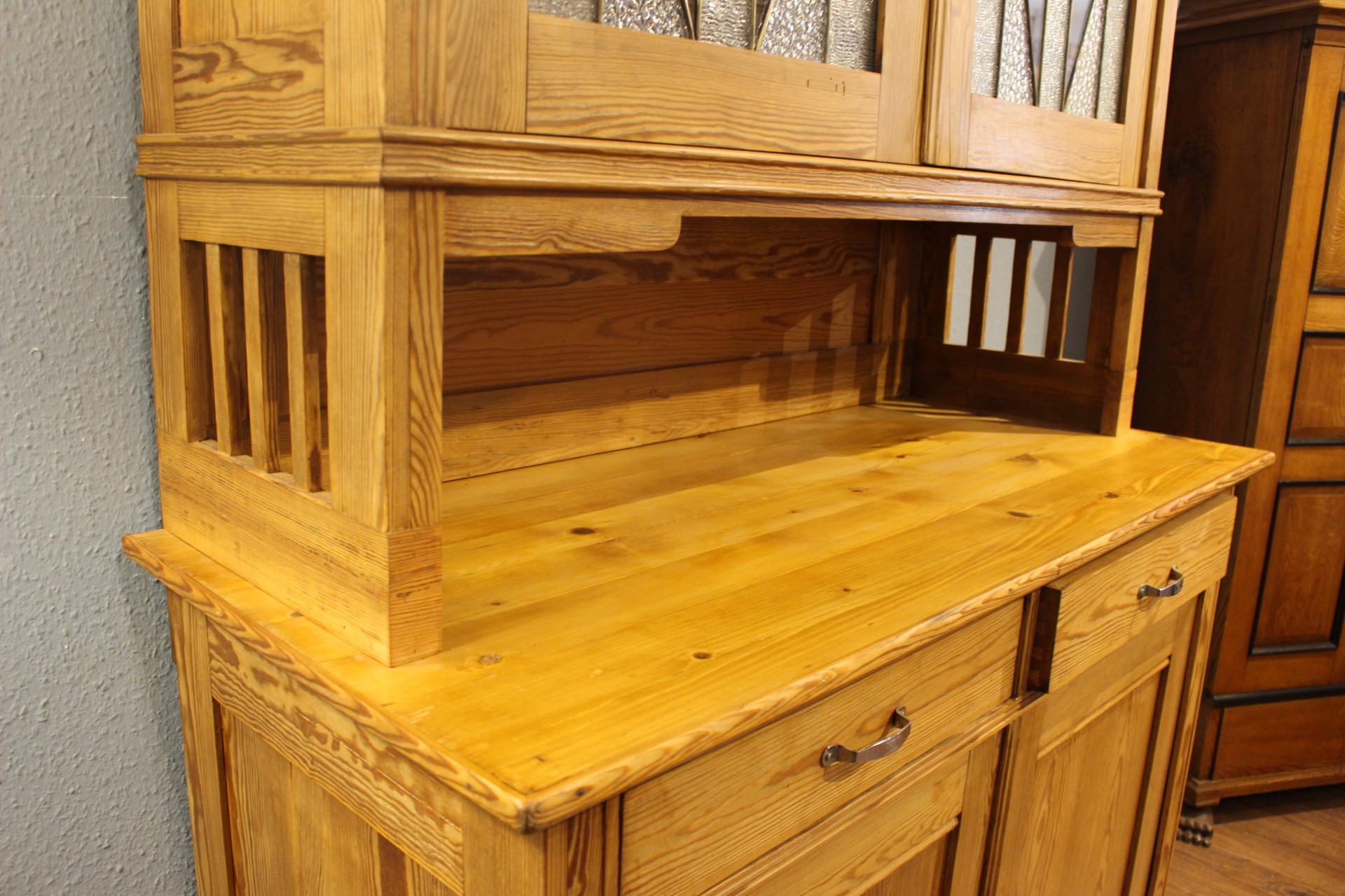 Schönes Jugendstil-Küchenbuffet mit kunstvoller Bleiverglasung (Art.-Nr. 04764)