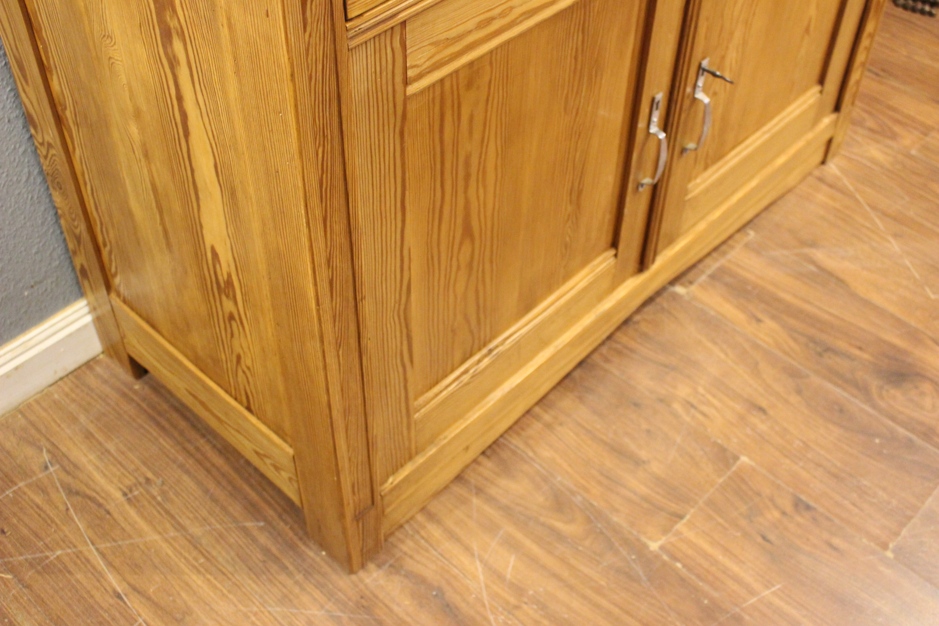 Schönes Jugendstil-Küchenbuffet mit kunstvoller Bleiverglasung (Art.-Nr. 04764)