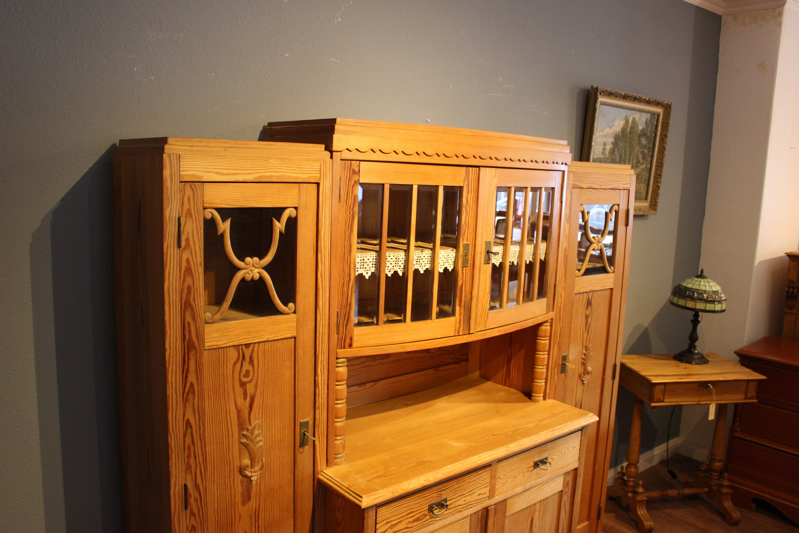 Schönes Küchenbuffet, Art deco-Stil Kiefernatur mit Seitenschränken. (Art.-Nr. 03647)