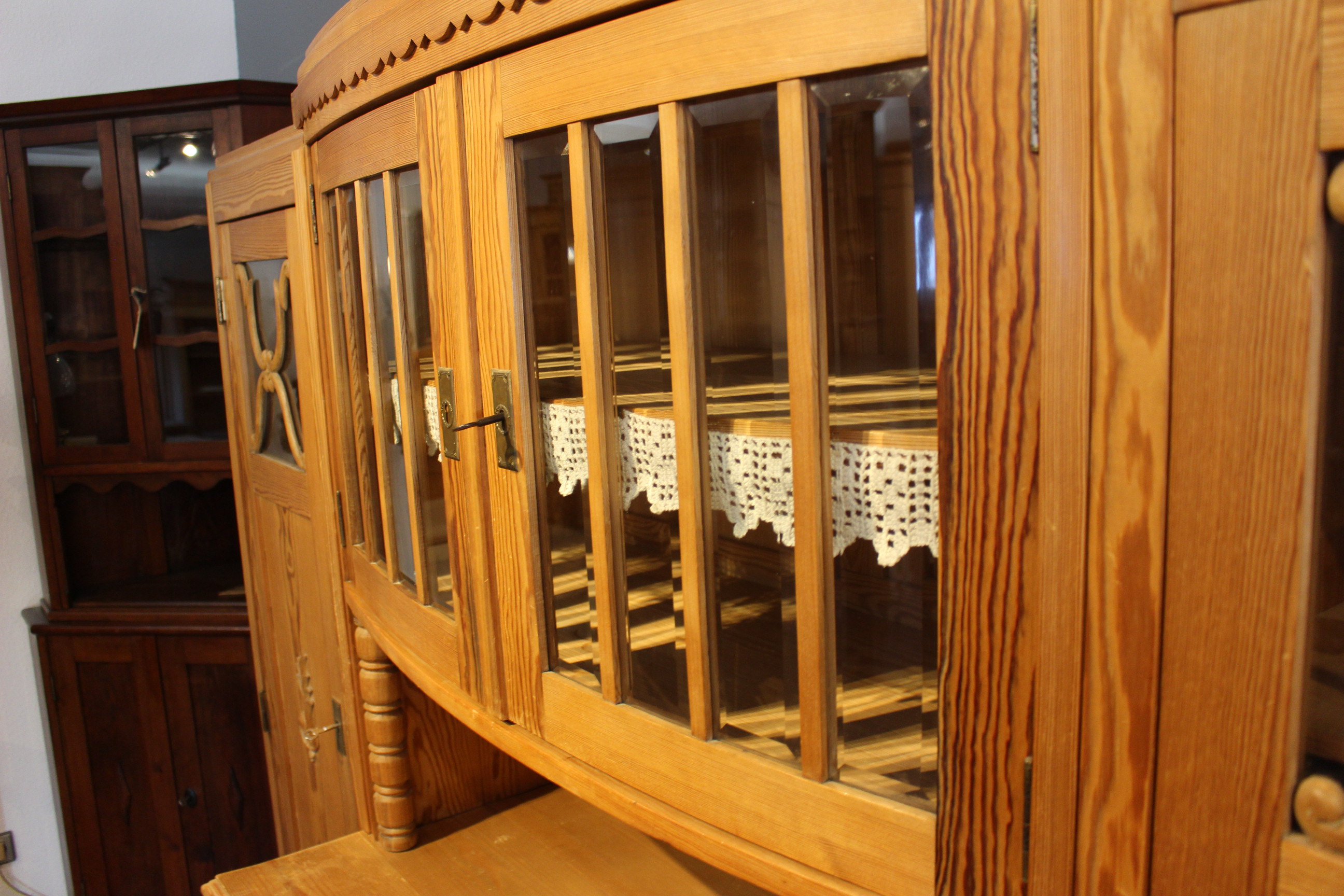 Schönes Küchenbuffet, Art deco-Stil Kiefernatur mit Seitenschränken. (Art.-Nr. 03647)