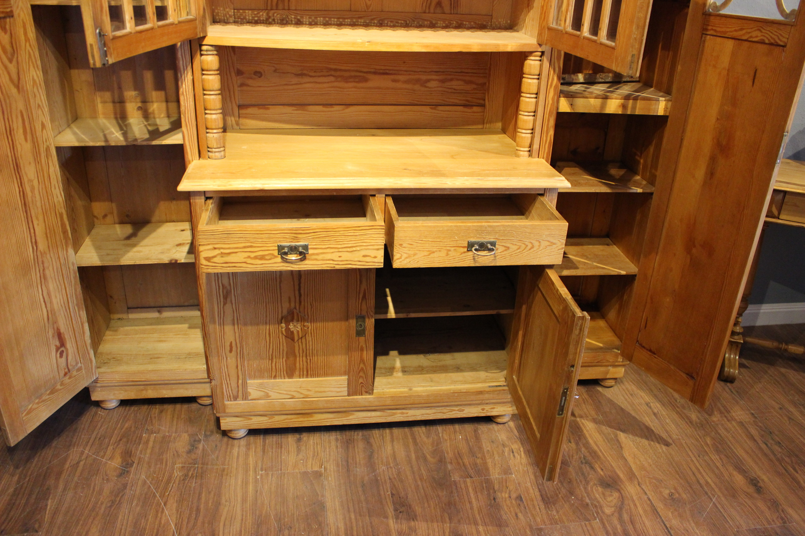 Schönes Küchenbuffet, Art deco-Stil Kiefernatur mit Seitenschränken. (Art.-Nr. 03647)