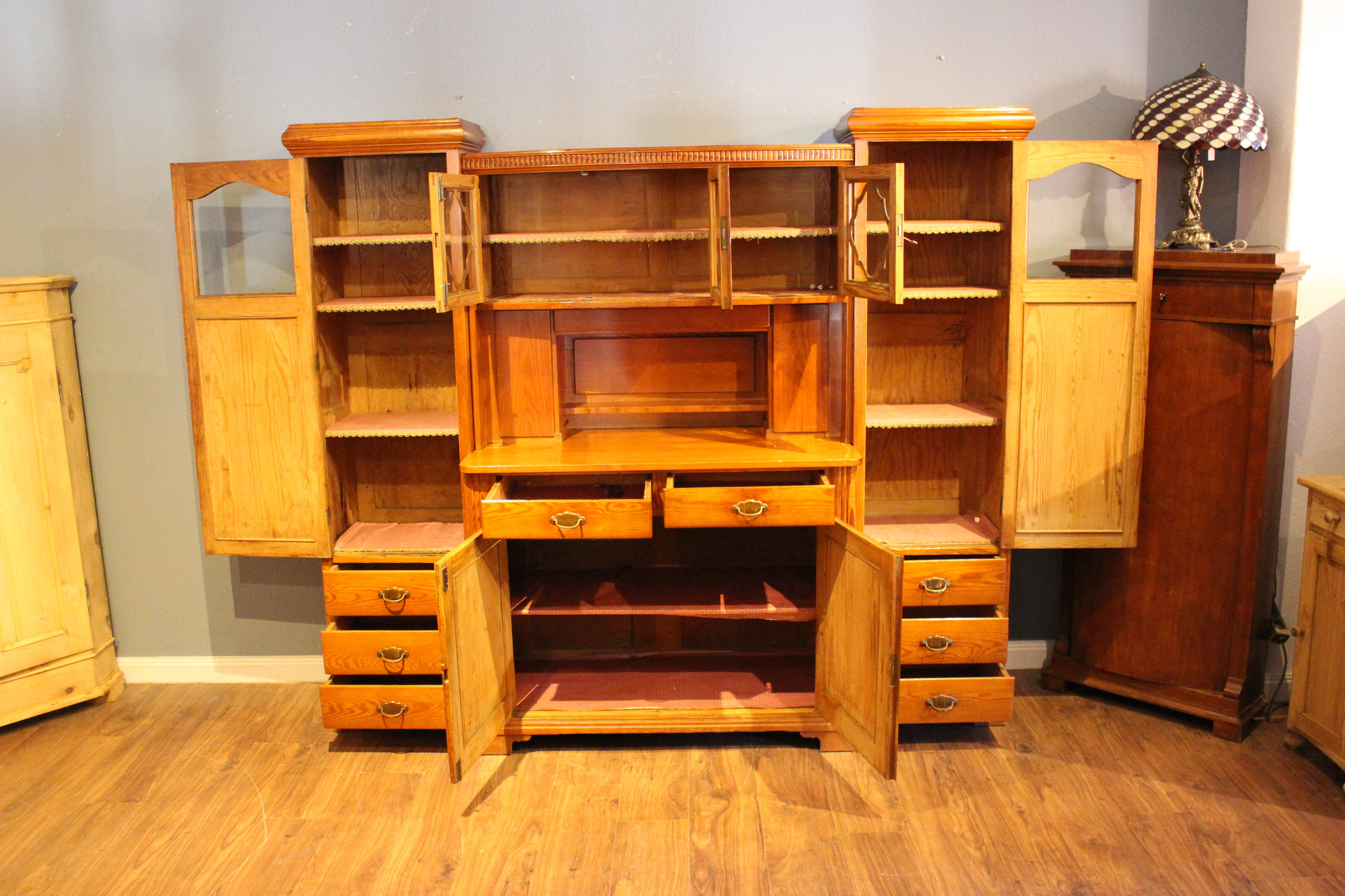 Schönes Küchenbuffet mit Seitenschränken, Turmbuffet, art déco (Art.-Nr. 03824)