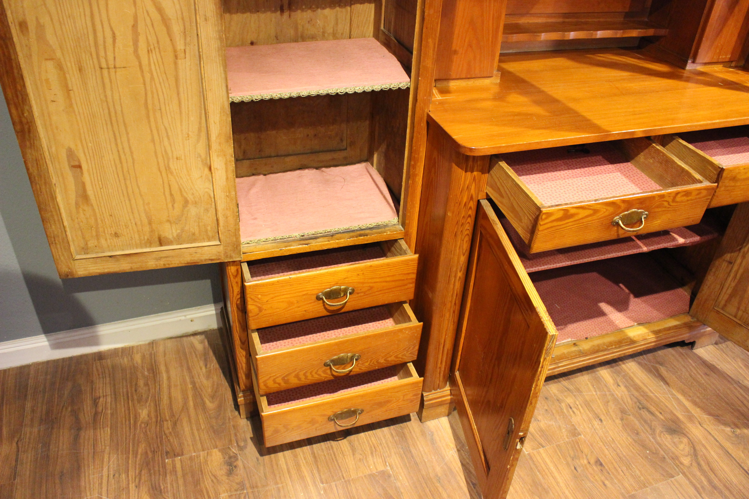 Schönes Küchenbuffet mit Seitenschränken, Turmbuffet, art déco (Art.-Nr. 03824)