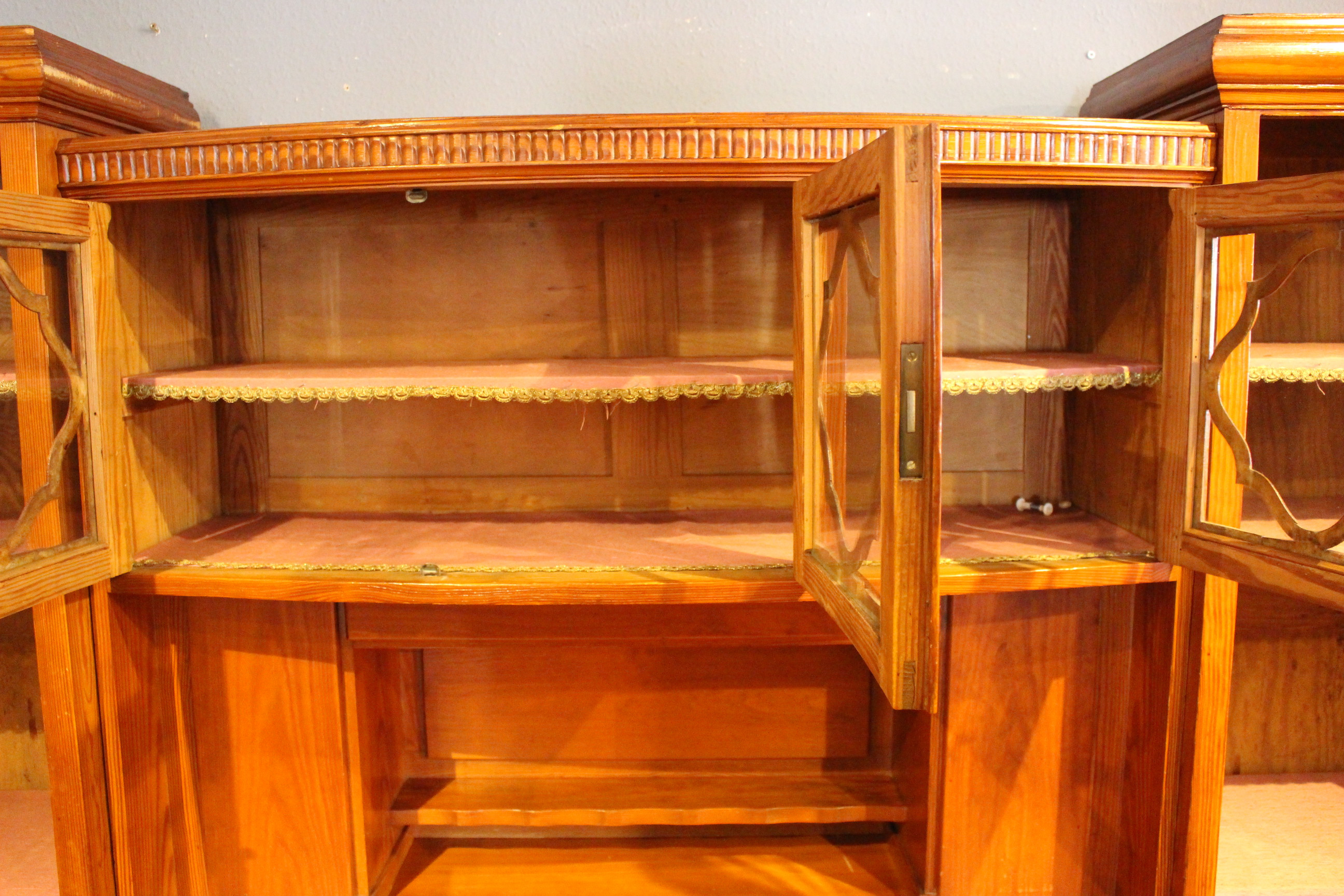 Schönes Küchenbuffet mit Seitenschränken, Turmbuffet, art déco (Art.-Nr. 03824)