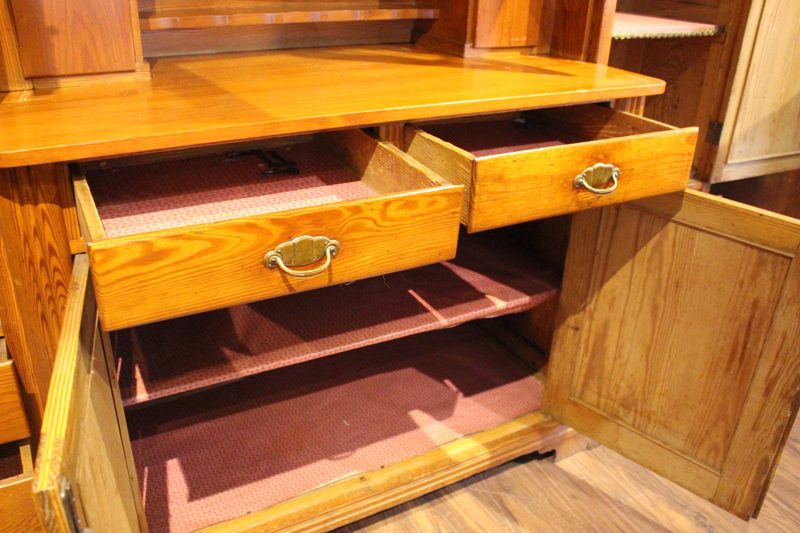 Schönes Küchenbuffet mit Seitenschränken, Turmbuffet, art déco (Art.-Nr. 03824)