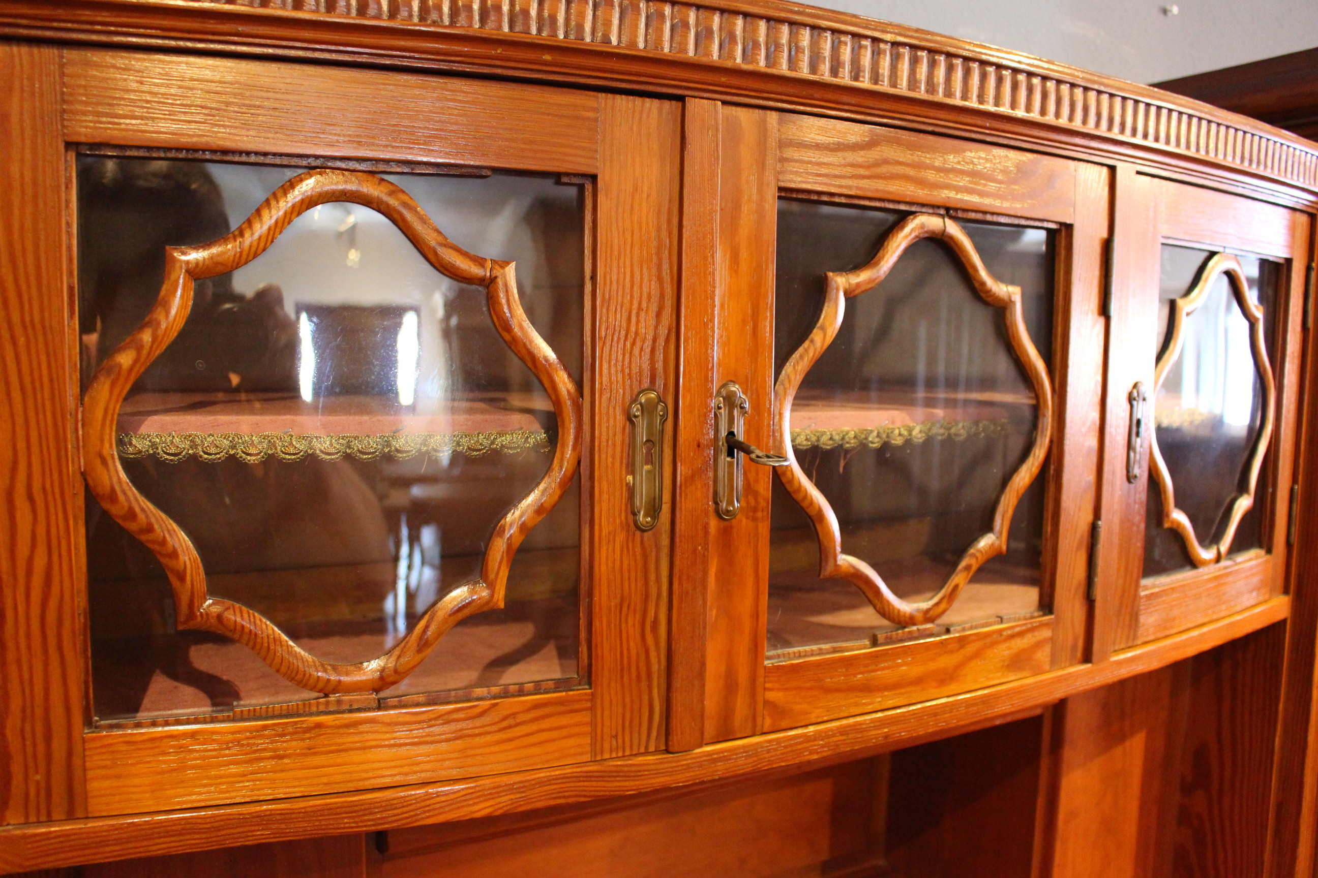 Schönes Küchenbuffet mit Seitenschränken, Turmbuffet, art déco (Art.-Nr. 03824)