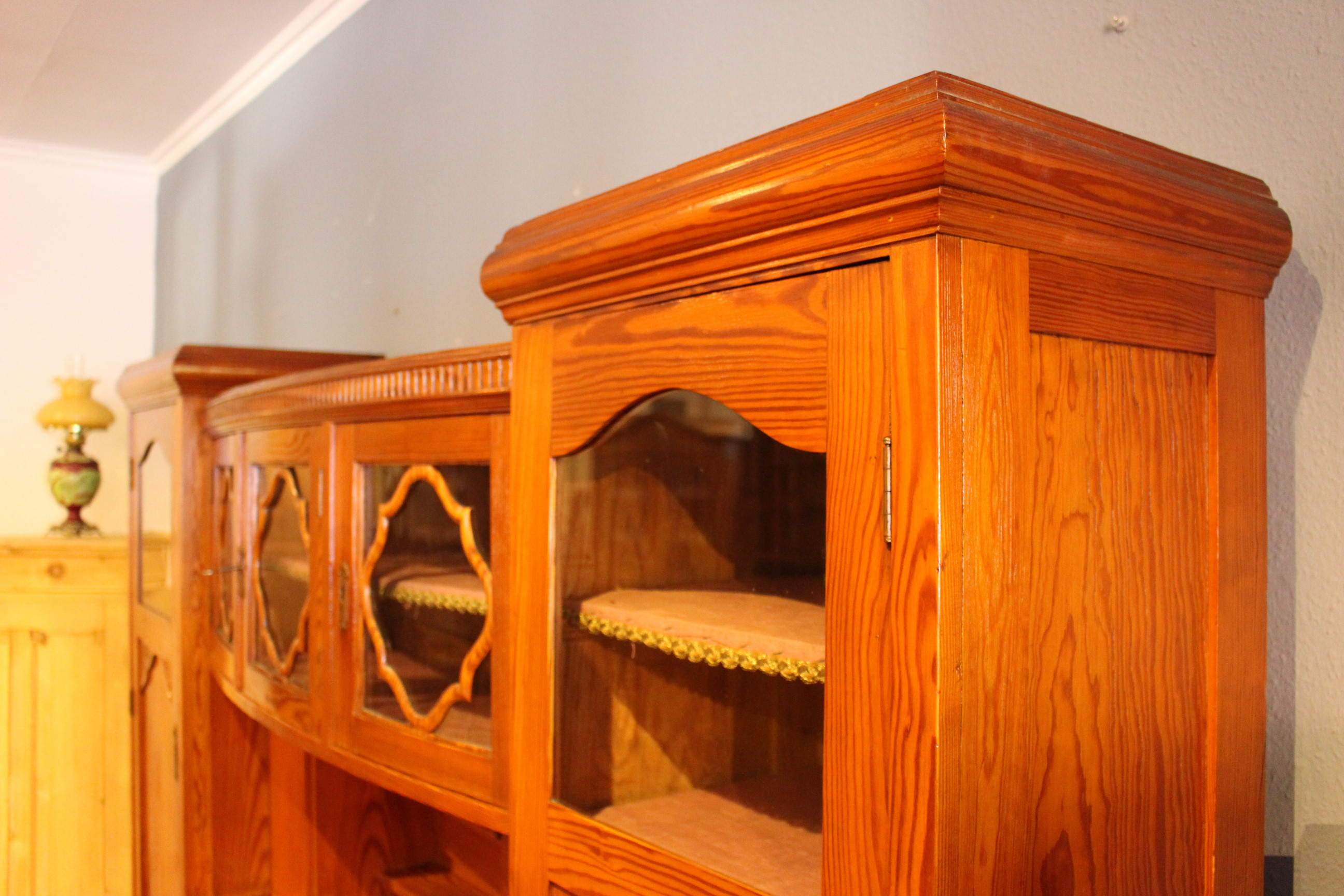 Schönes Küchenbuffet mit Seitenschränken, Turmbuffet, art déco (Art.-Nr. 03824)