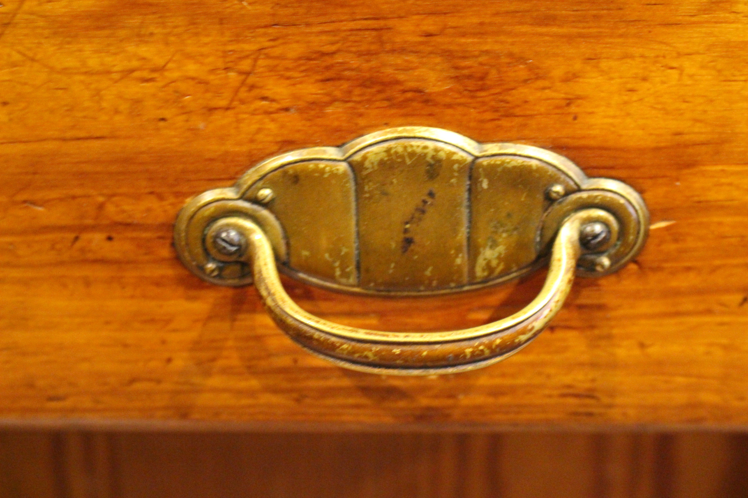 Schönes Küchenbuffet mit Seitenschränken, Turmbuffet, art déco (Art.-Nr. 03824)