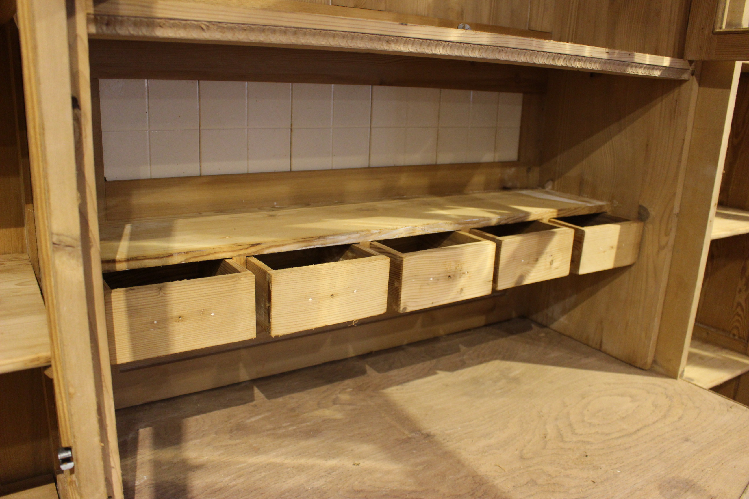 Schönes Küchenbuffet mit Seitenschränken,Art Deco (Art.-Nr. 03976)