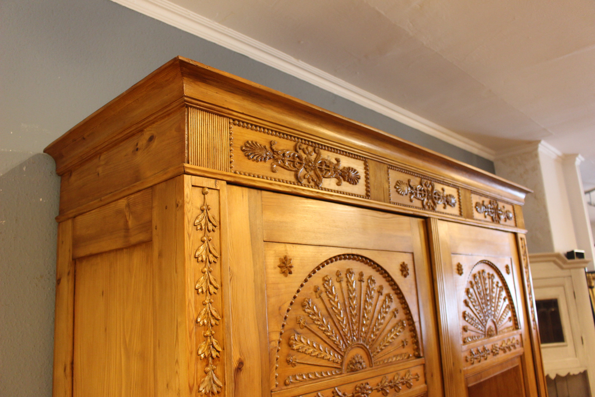 Sonnenschrank Kleiderschrank Biedermeier Kiefer antik zerlegbar (Art.-Nr. 04668)