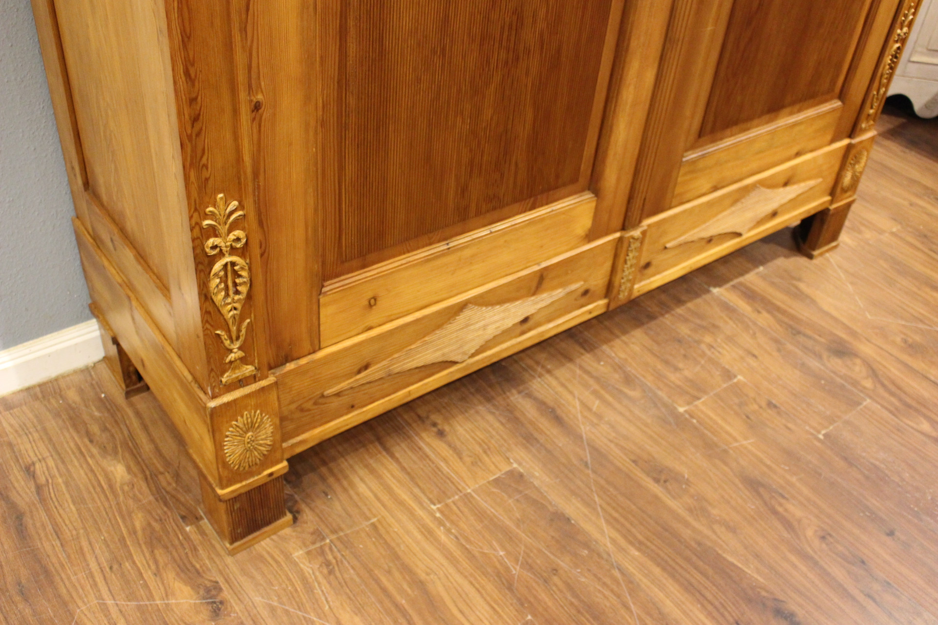 Sonnenschrank Kleiderschrank Biedermeier Kiefer antik zerlegbar (Art.-Nr. 04668)
