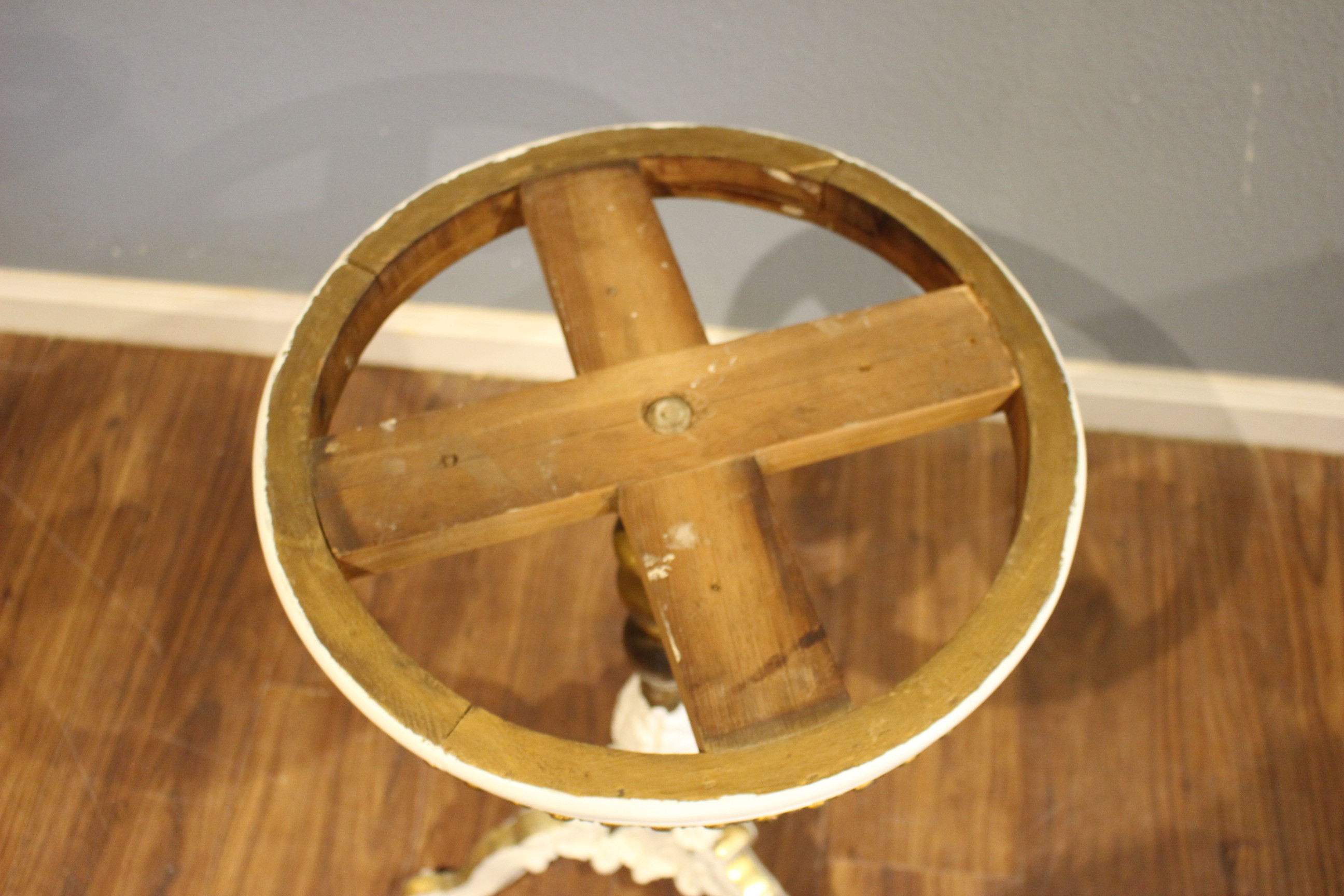 Säulen-Tisch, Beistelltisch, Kiefer bemalt, Blattgold Applikation  (Art.-Nr. 03904)