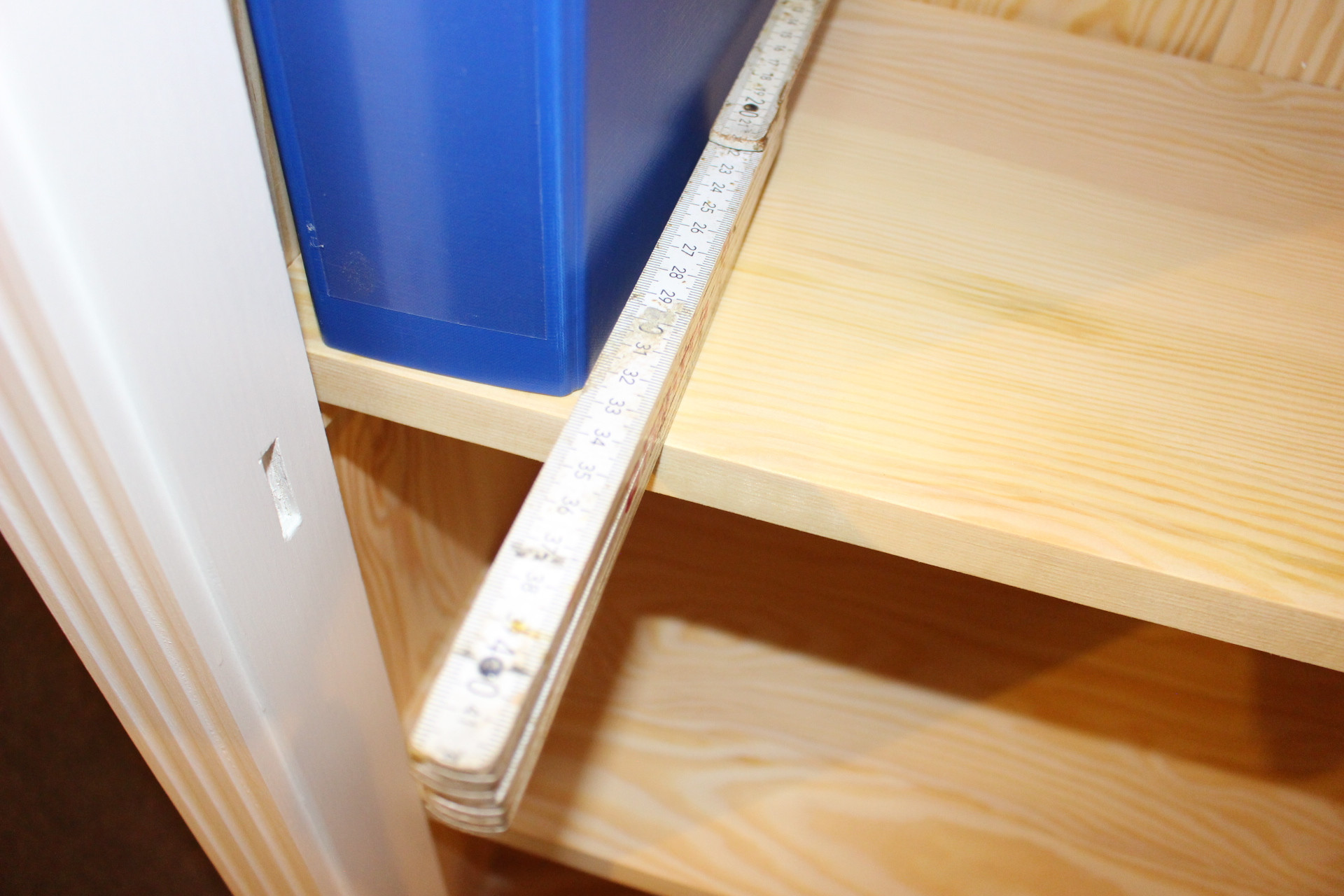 Vertiko aus Kiefernholz, sehr schmal, weiß gestrichen (Art.-Nr. 05054)