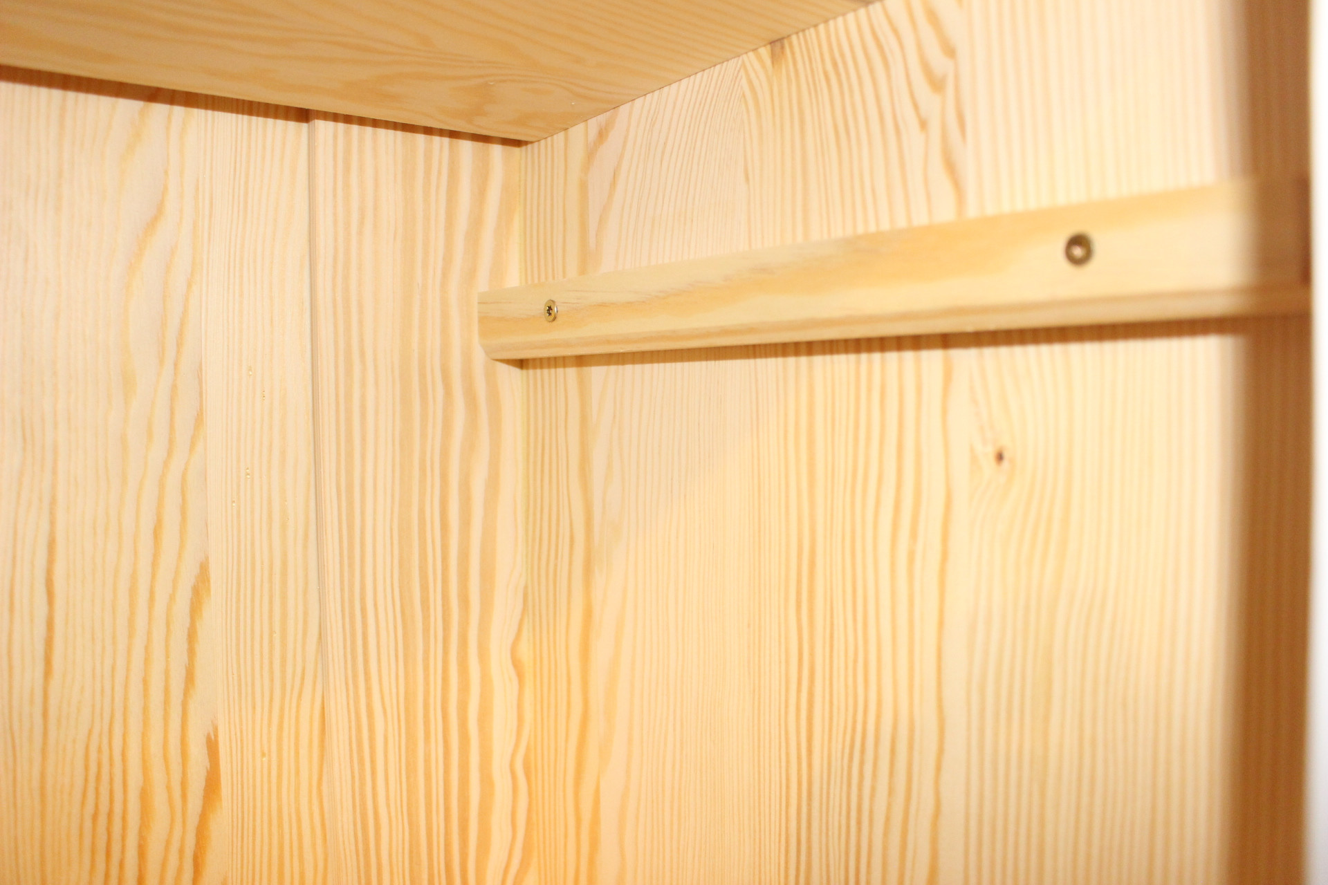 Vertiko aus Kiefernholz, sehr schmal, weiß gestrichen (Art.-Nr. 05054)