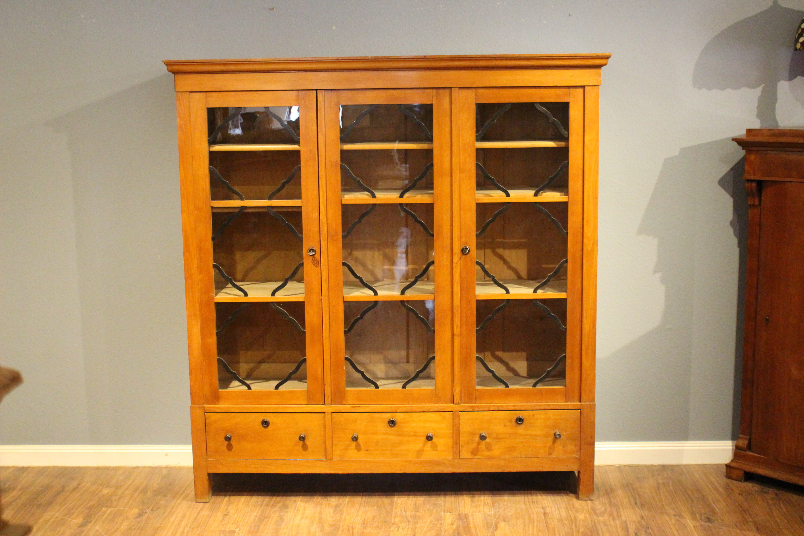 Vitrine, Büchervitrine mit geschwungenen Sprossen, Art déco (Art.-Nr.: 03845)