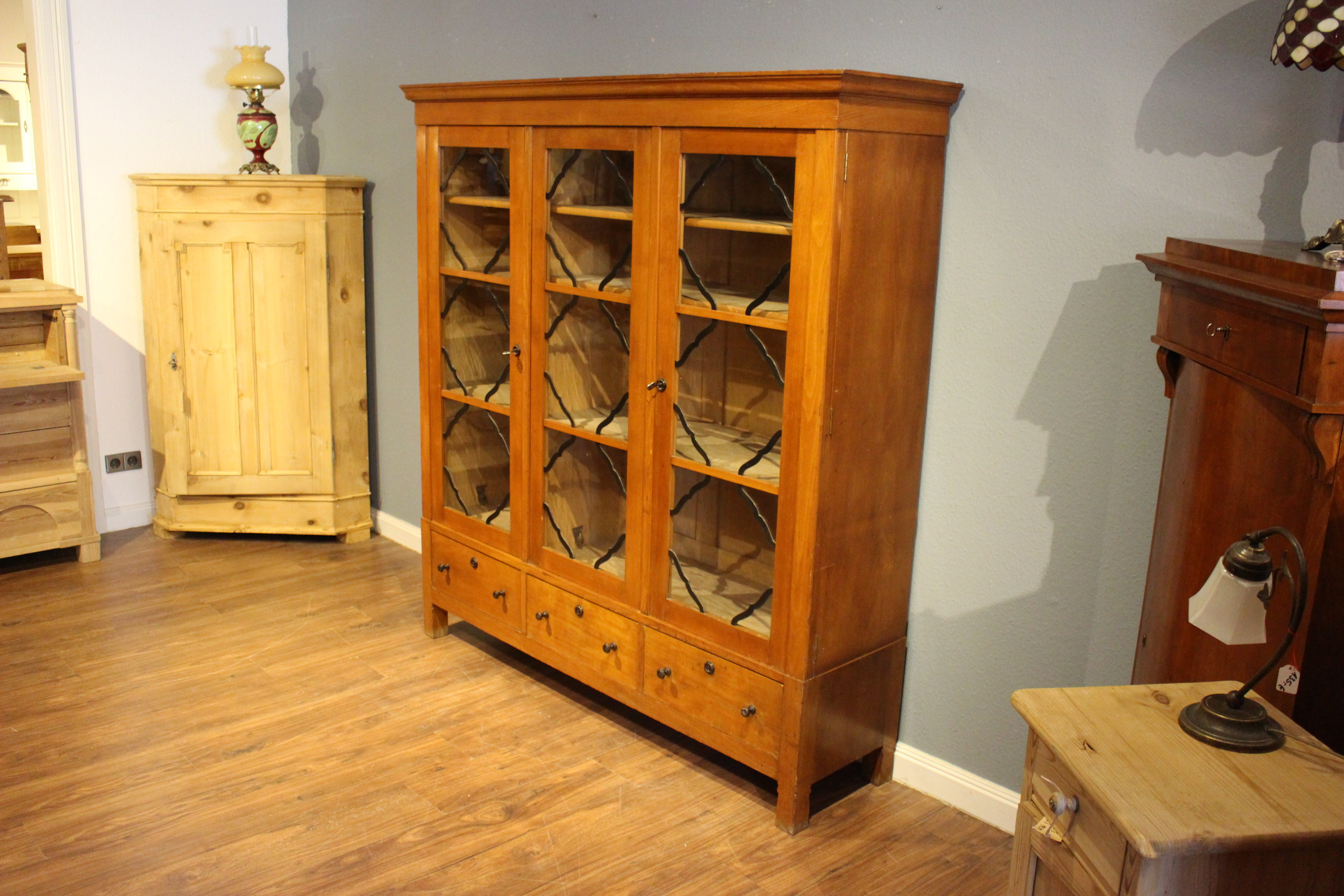 Vitrine, Büchervitrine mit geschwungenen Sprossen, Art déco (Art.-Nr. 03845)