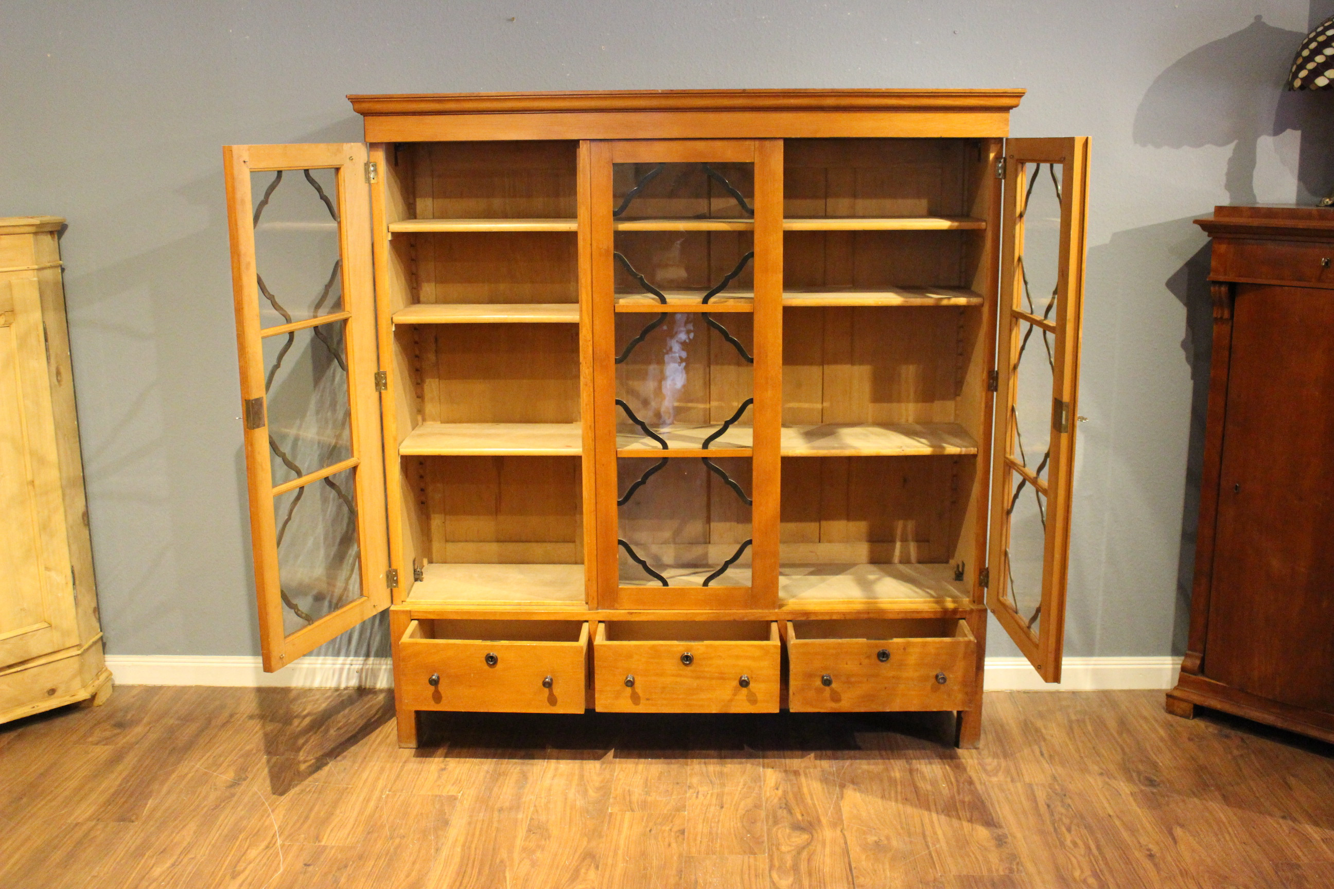 Vitrine, Büchervitrine mit geschwungenen Sprossen, Art déco (Art.-Nr. 03845)