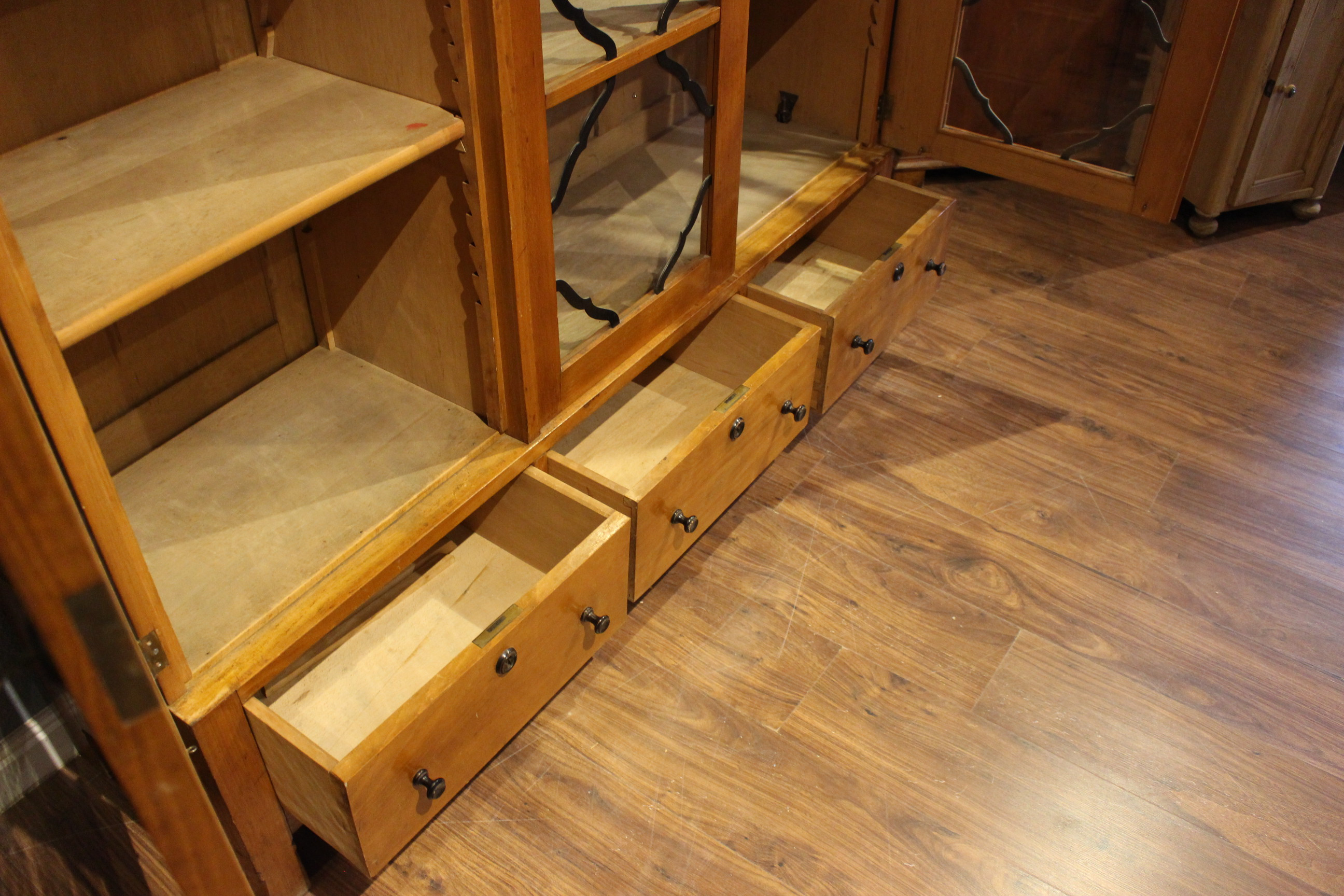 Vitrine, Büchervitrine mit geschwungenen Sprossen, Art déco (Art.-Nr. 03845)