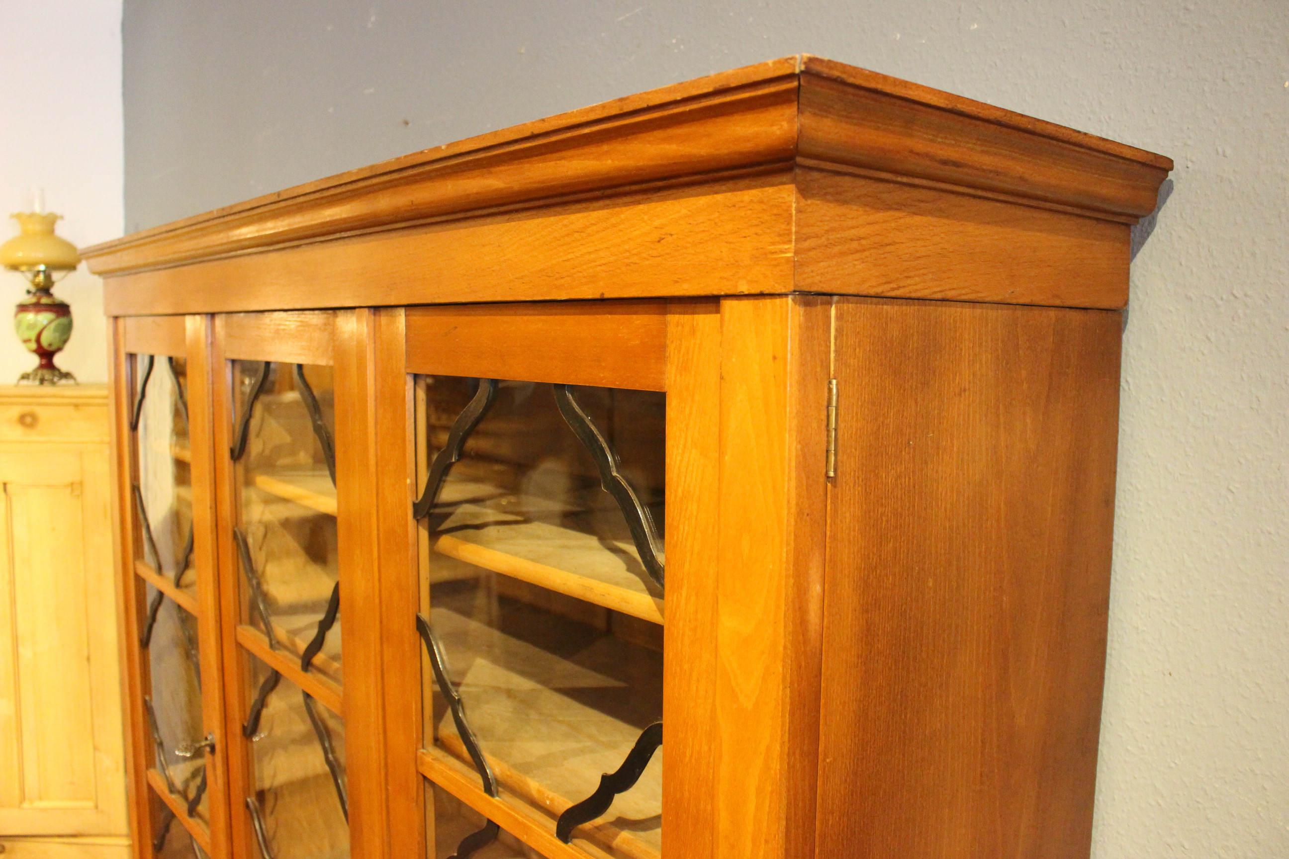 Vitrine, Büchervitrine mit geschwungenen Sprossen, Art déco (Art.-Nr. 03845)
