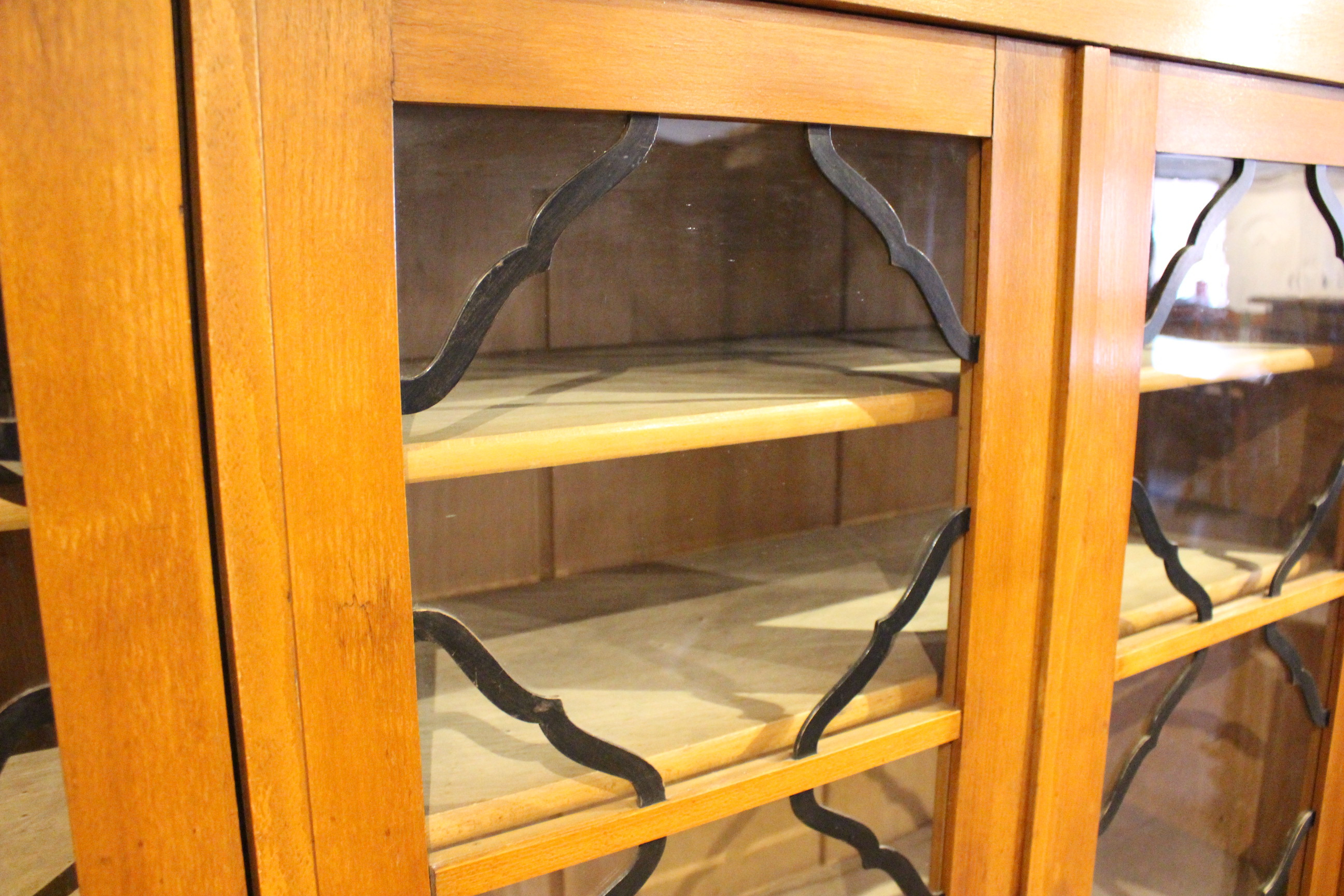 Vitrine, Büchervitrine mit geschwungenen Sprossen, Art déco (Art.-Nr. 03845)