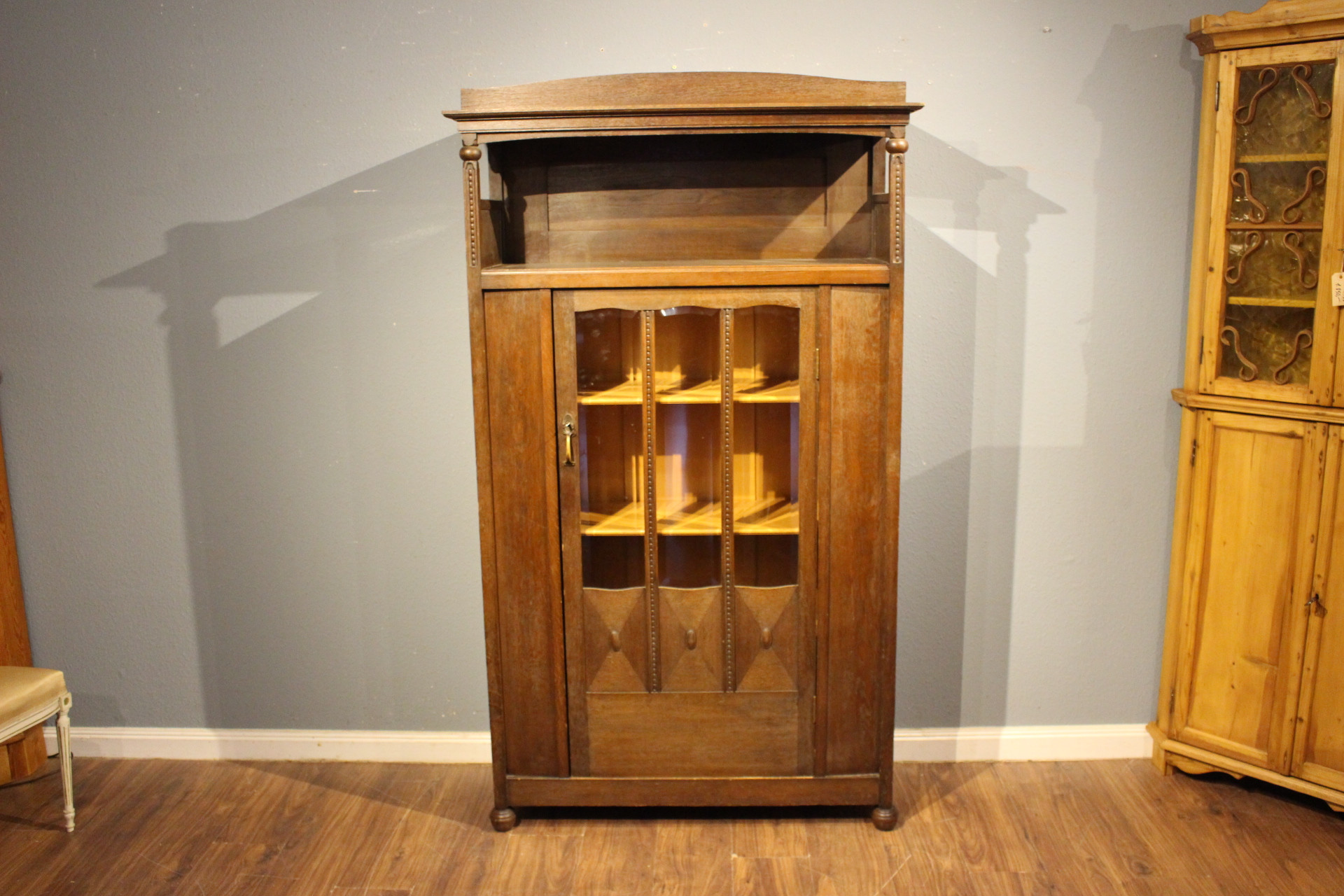 Vitrine, Geschirrschrank, Bücherschrank mit Galerie oben (Art.-Nr.: 04599)