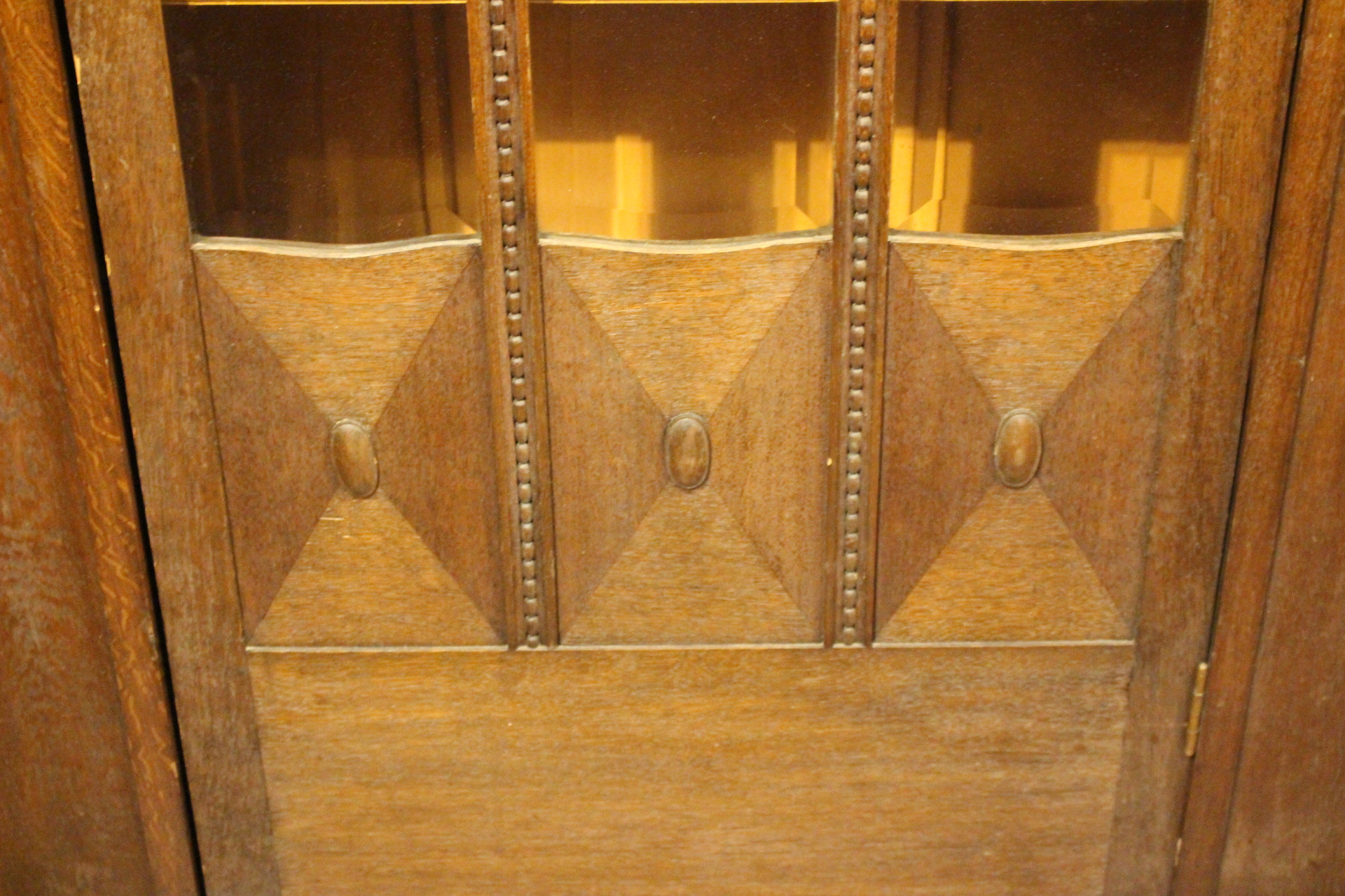 Vitrine, Geschirrschrank, Bücherschrank mit Galerie oben (Art.-Nr. 04599)