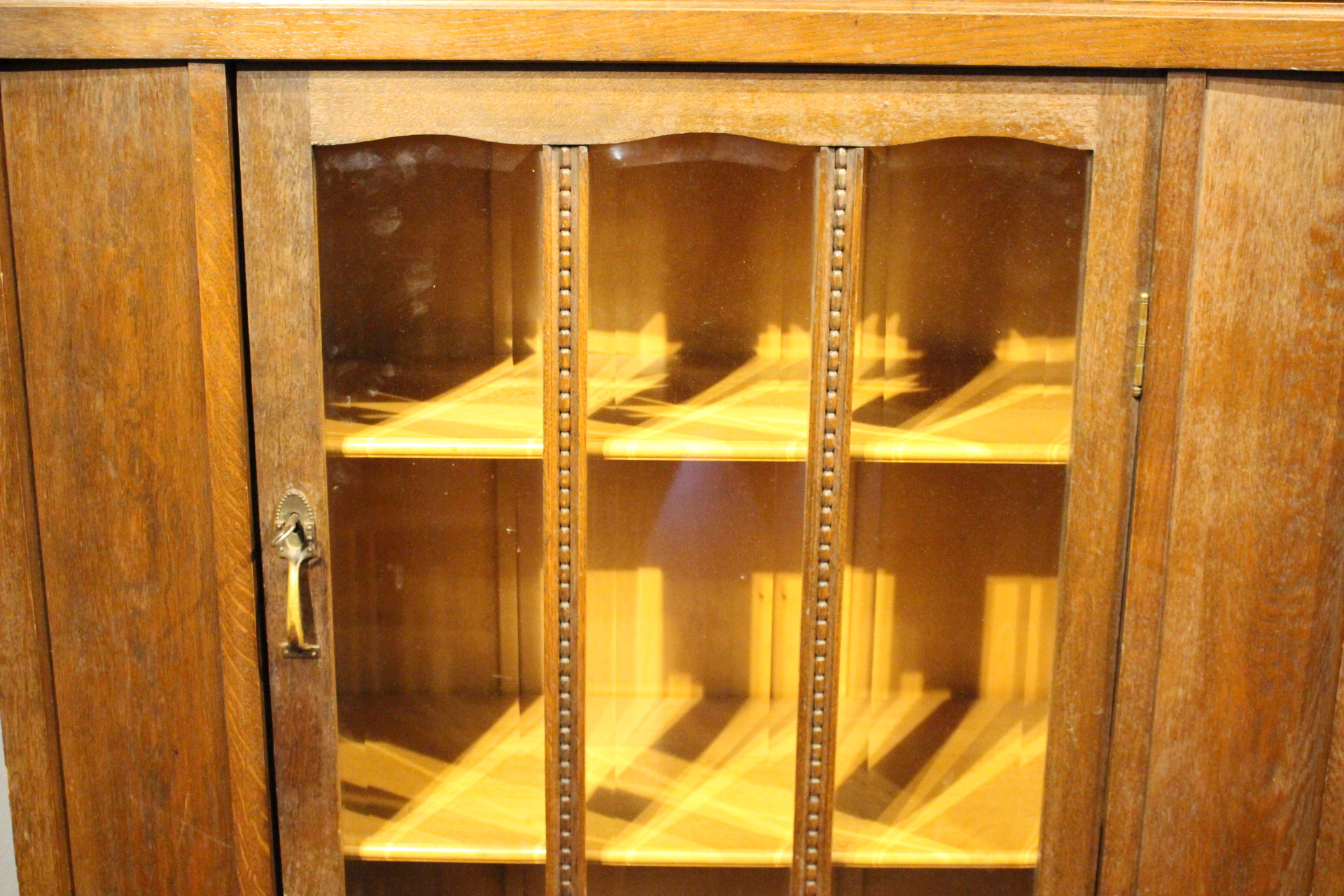 Vitrine, Geschirrschrank, Bücherschrank mit Galerie oben (Art.-Nr. 04599)