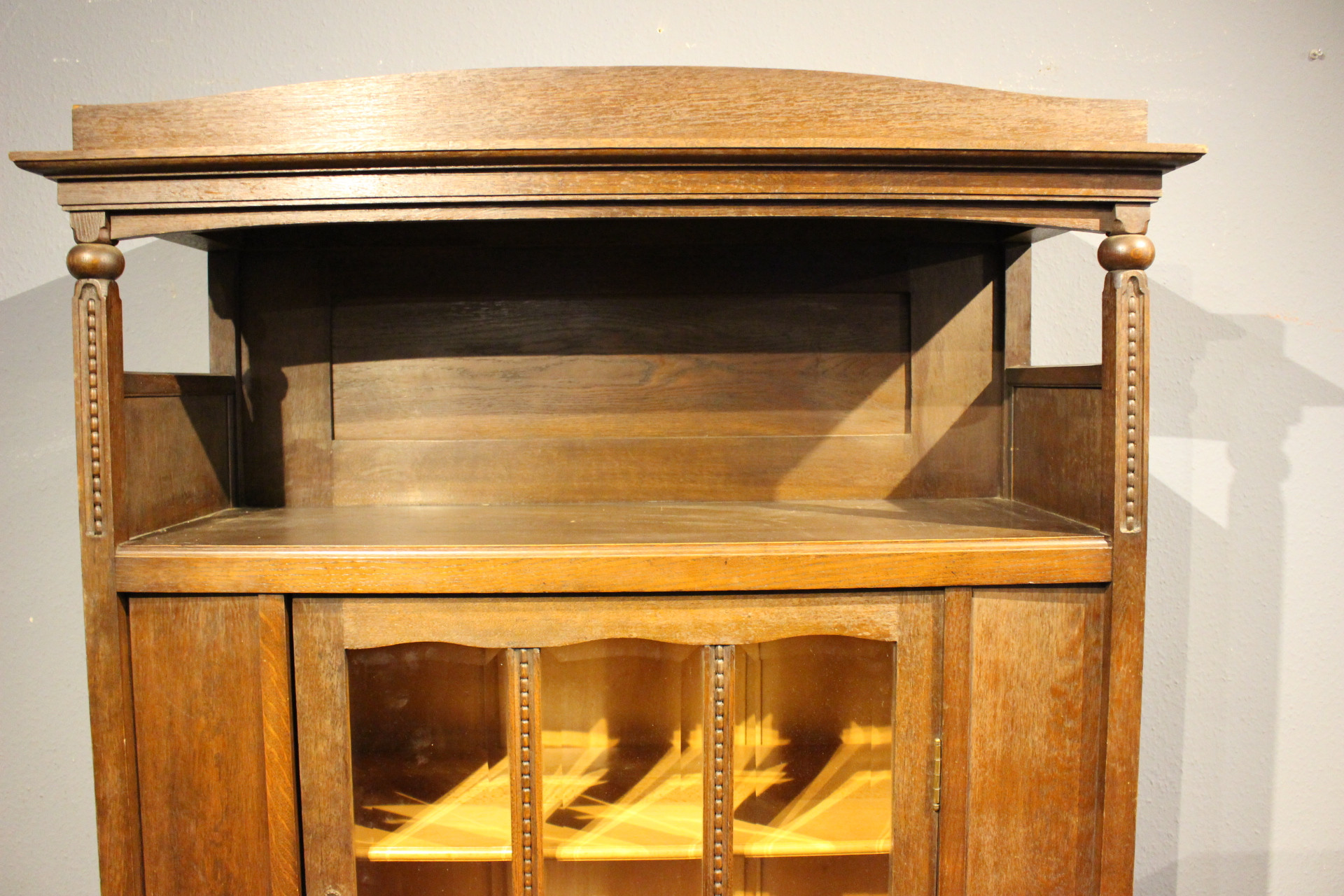 Vitrine, Geschirrschrank, Bücherschrank mit Galerie oben (Art.-Nr. 04599)