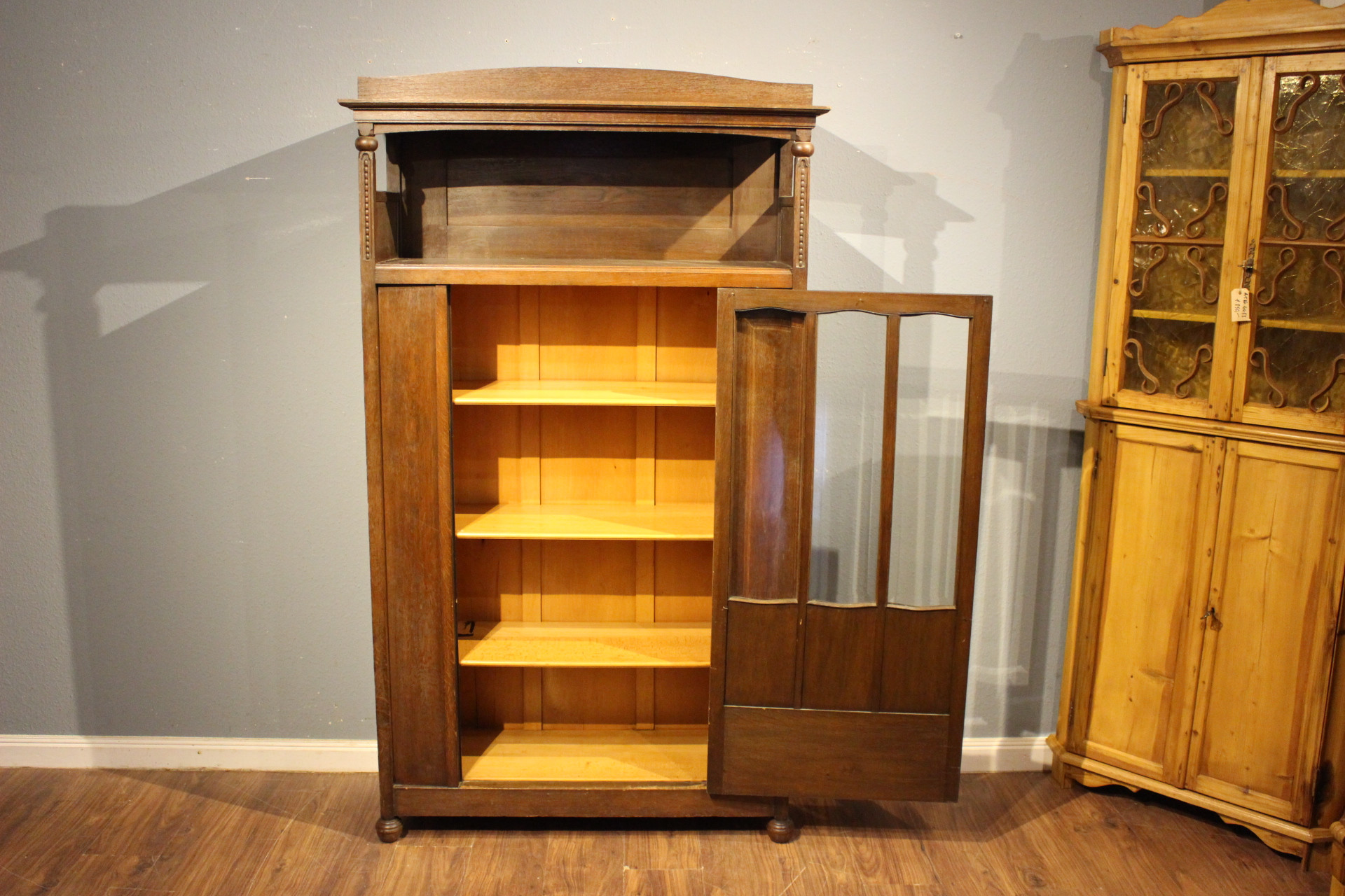 Vitrine, Geschirrschrank, Bücherschrank mit Galerie oben (Art.-Nr. 04599)