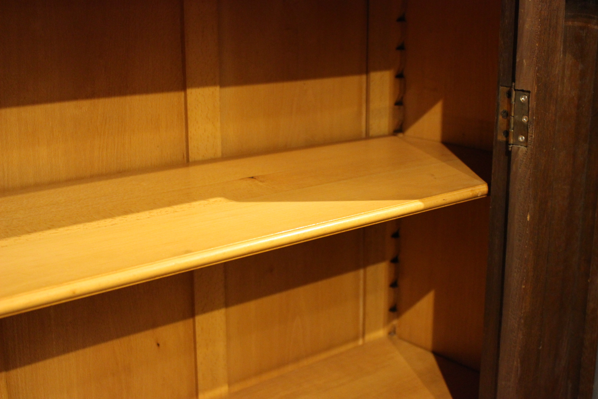 Vitrine, Geschirrschrank, Bücherschrank mit Galerie oben (Art.-Nr. 04599)