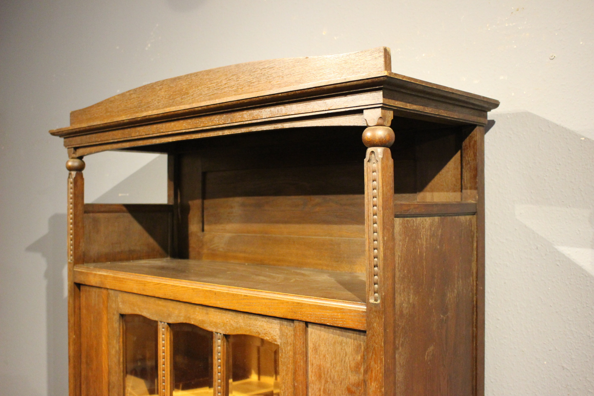 Vitrine, Geschirrschrank, Bücherschrank mit Galerie oben (Art.-Nr. 04599)