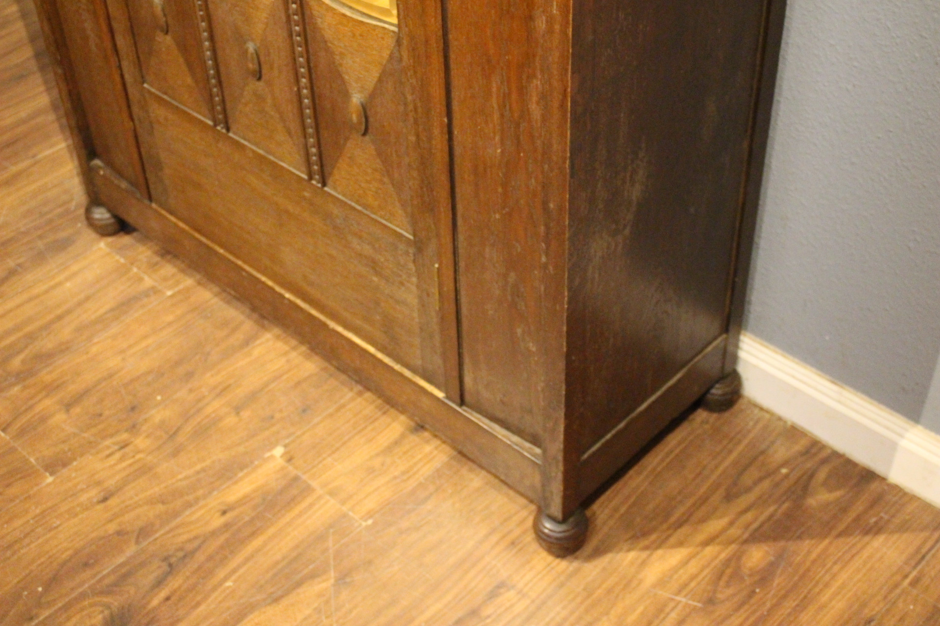 Vitrine, Geschirrschrank, Bücherschrank mit Galerie oben (Art.-Nr. 04599)