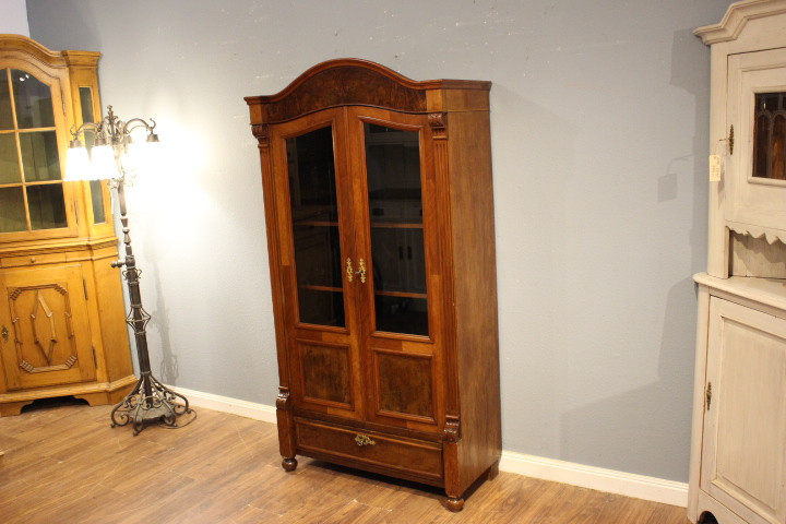 Vitrine Nußbaum zweitürig (Art.-Nr. 05260)
