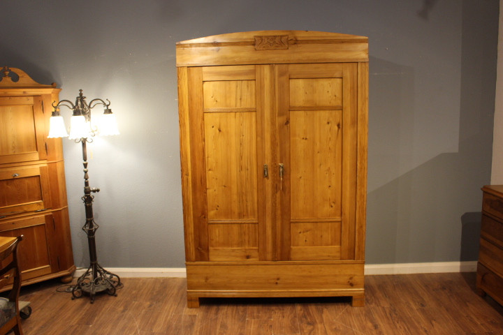 Wäscheschrank Jugendstil, zweitürig mit Segmentbogen (Art.-Nr.: 04227)