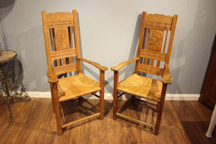 Zwei Armlehnenstühle Worpswede mit geschnitzten Motiven (Art.-Nr.: 04418)