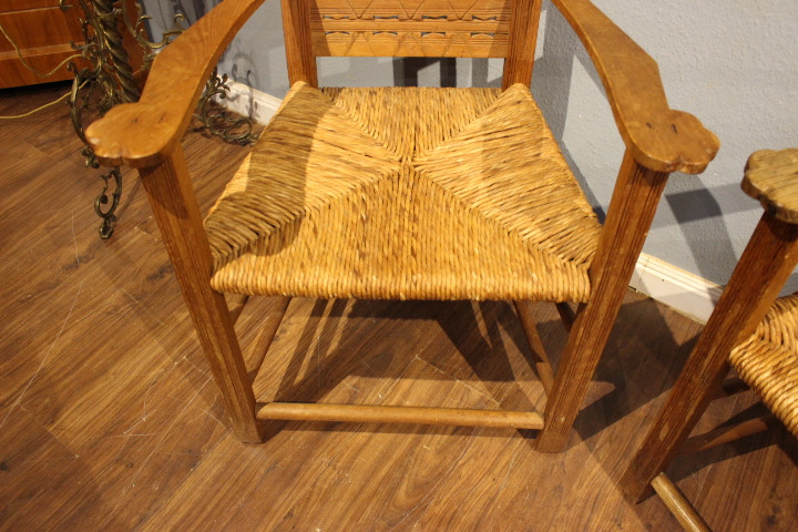 Zwei Armlehnenstühle Worpswede mit geschnitzten Motiven (Art.-Nr. 04418)