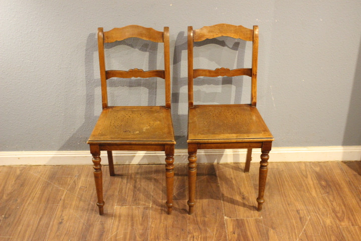 Zwei Stühle  Buche gebeizt (Art.-Nr.: 05167)