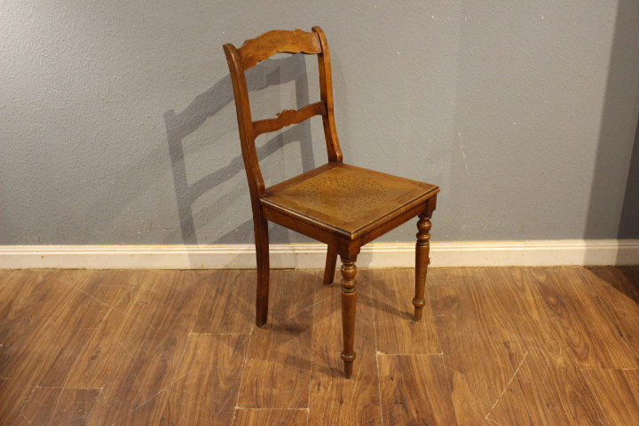 Zwei Stühle  Buche gebeizt (Art.-Nr. 05167)